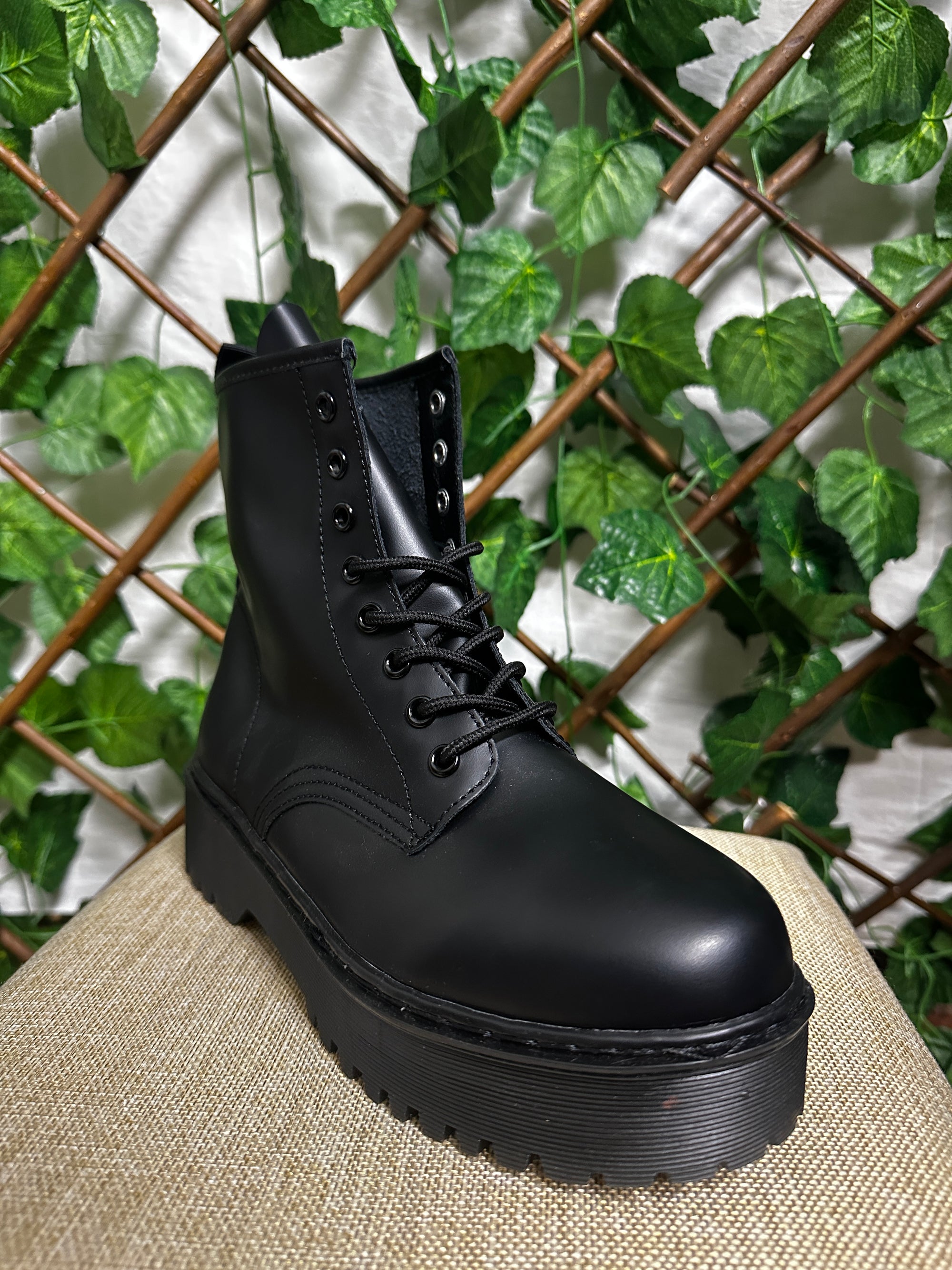 Anfibi neri basic