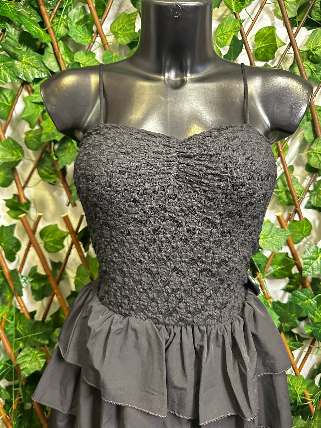 Modello crepe: vestito corto con la gonna svasata e bretelle regolabile | taglia unica