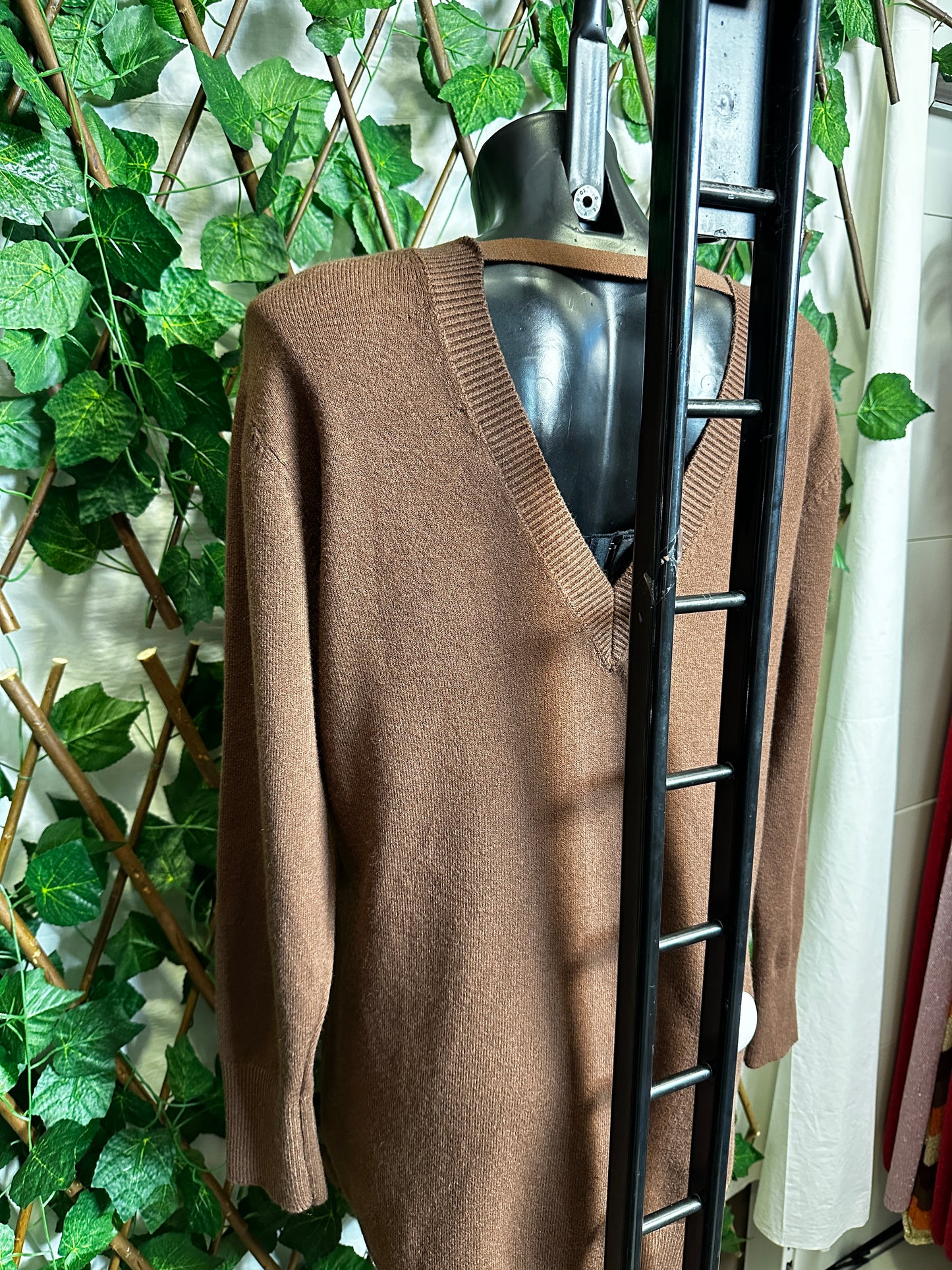 Maglione lungo largo con apertura sulla schiena