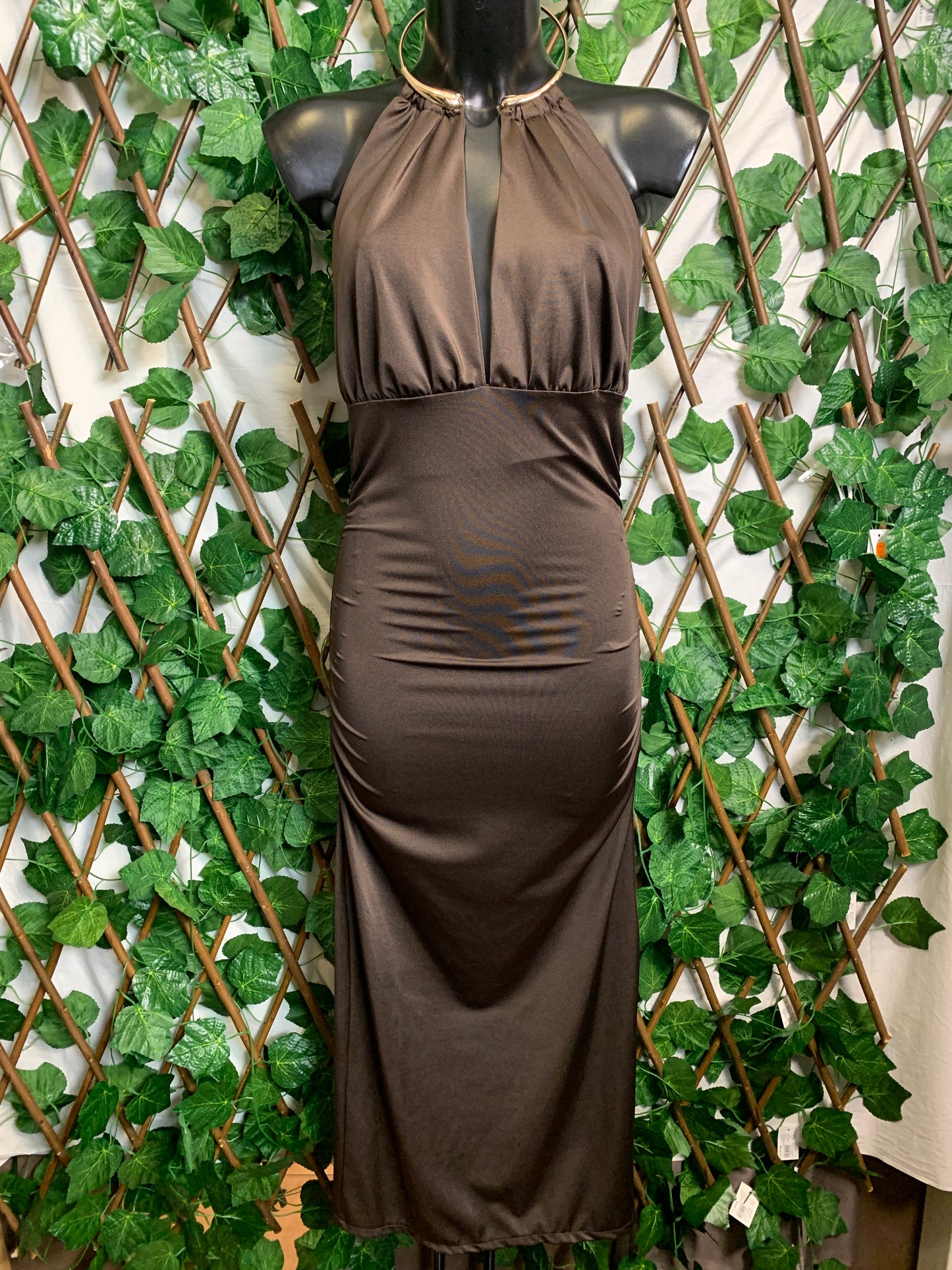 Vestito lungo con dettagli dorato e arricciatura sui fianchi