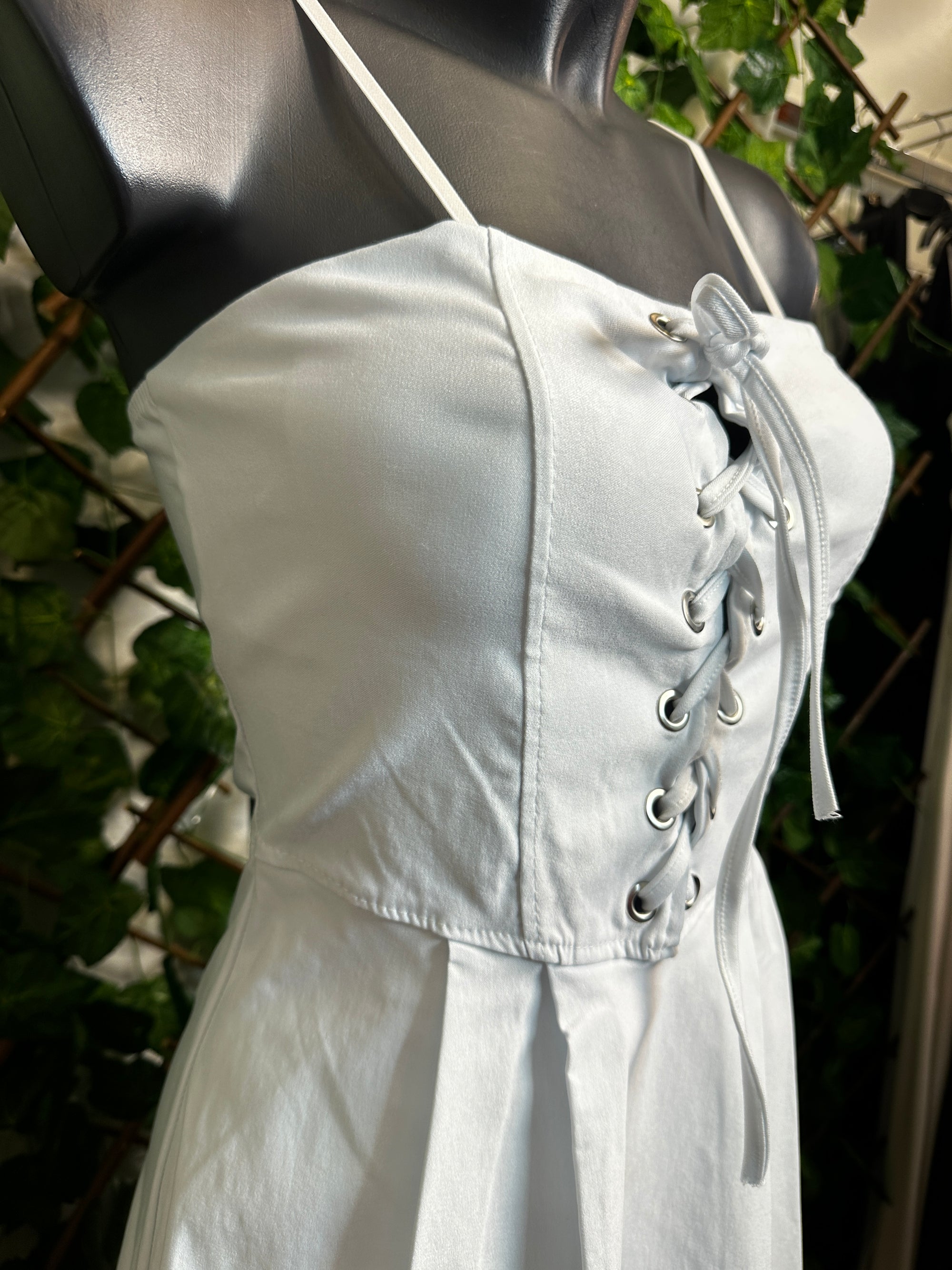 Vestito corto con dentro pantaloncini avanti con le lacci