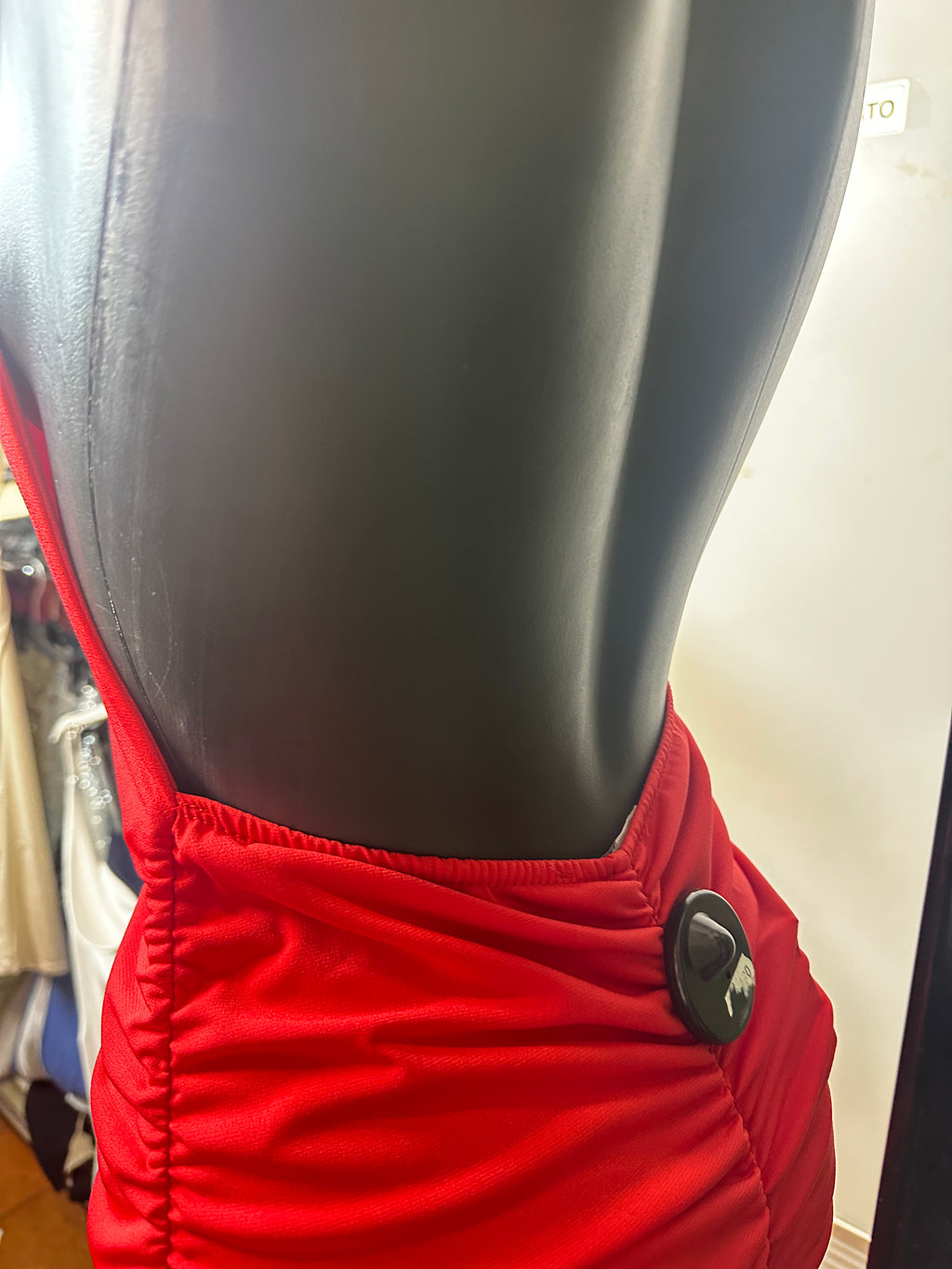Vestito lungo con la corda sul collo, la schiena scoperta e arricciatura sui lati