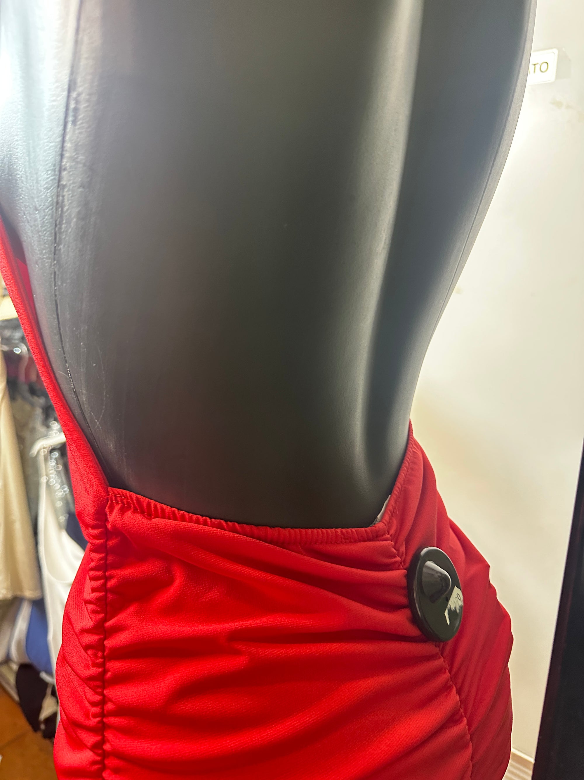 Vestito lungo con la corda sul collo, la schiena scoperta e arricciatura sui lati