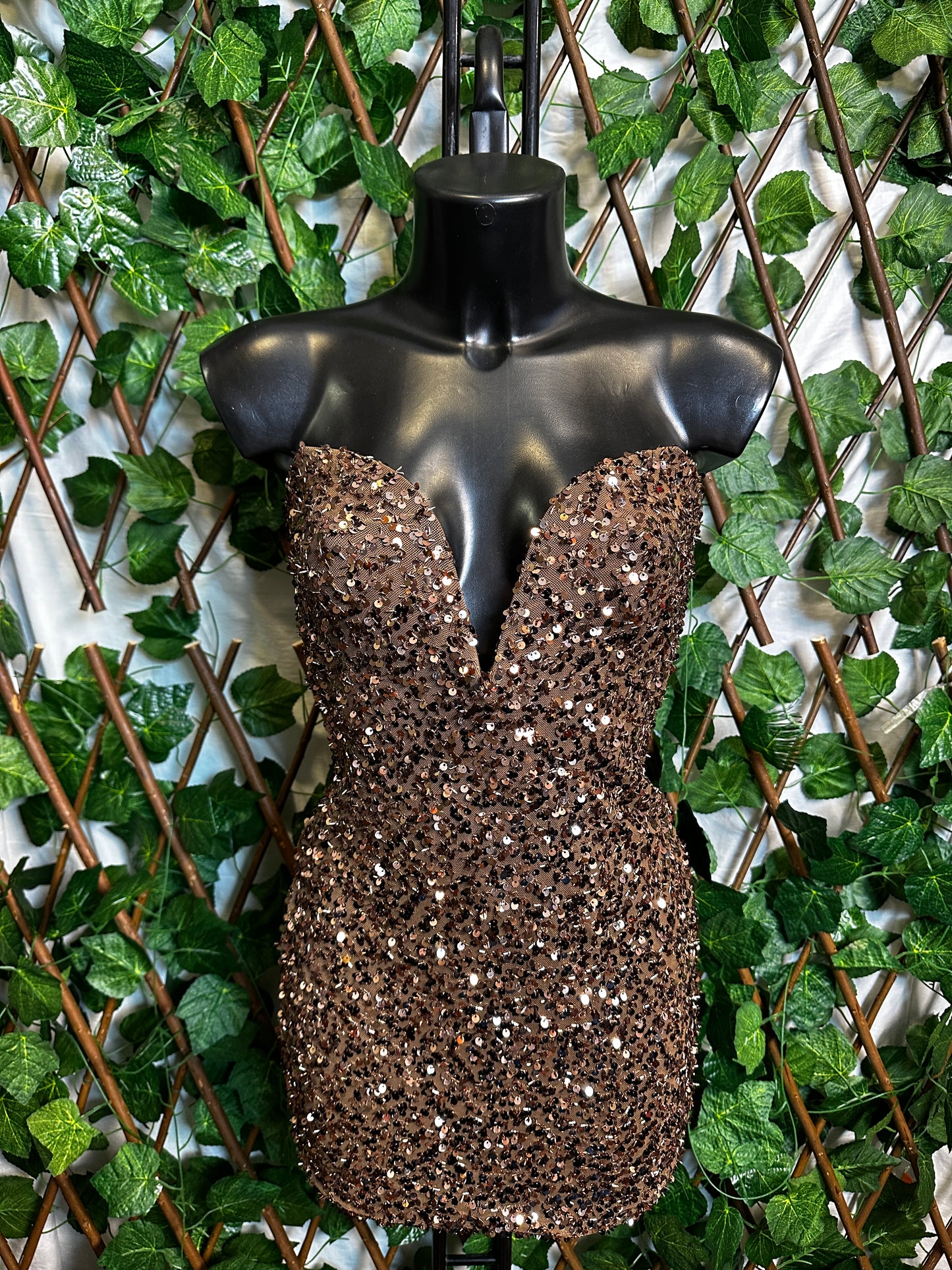 Modello paillettes: vestito corto con la scollatura speciale