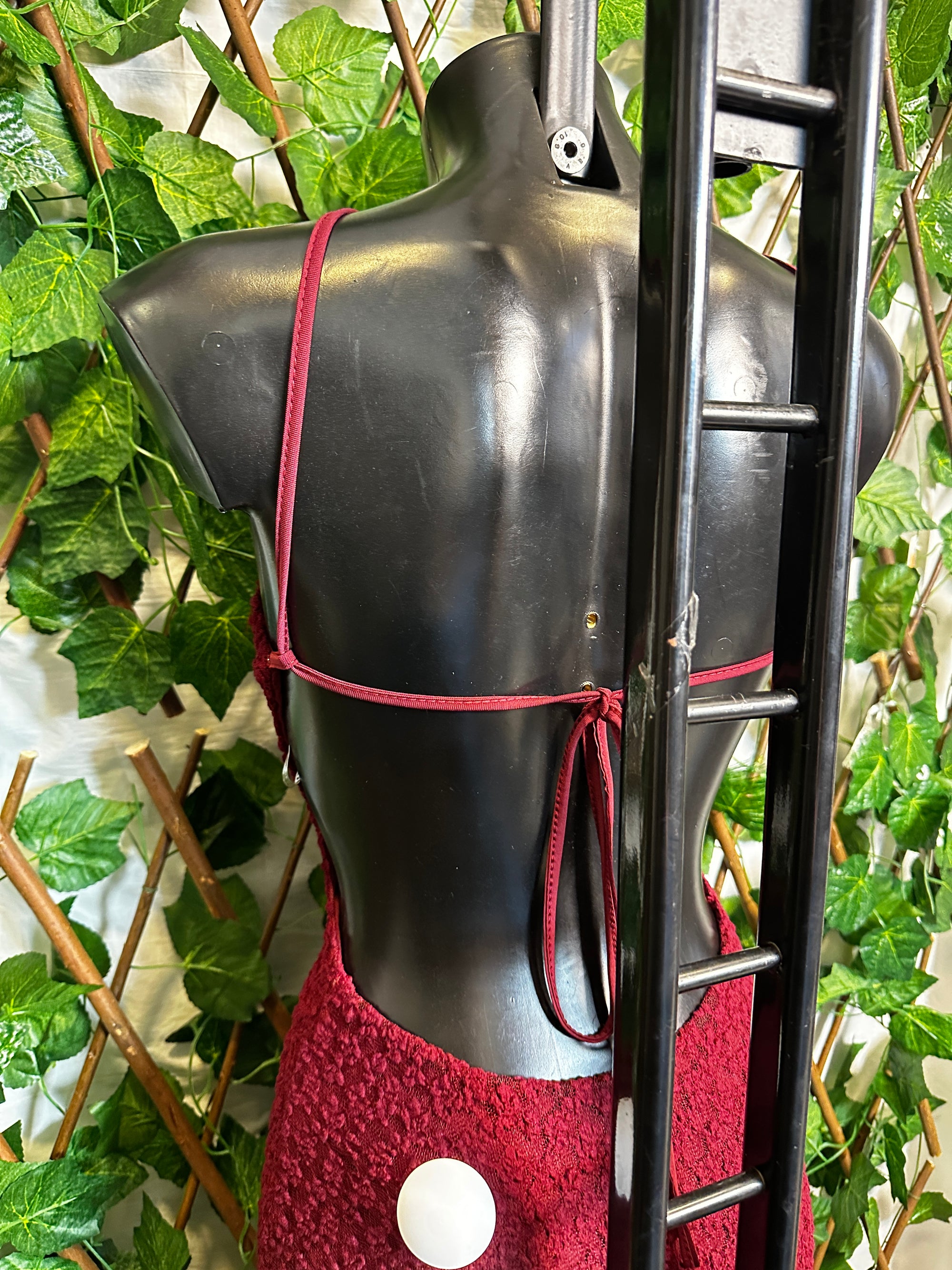 Modello crepe: vestito lungo con collo alto e schiena scoperta
