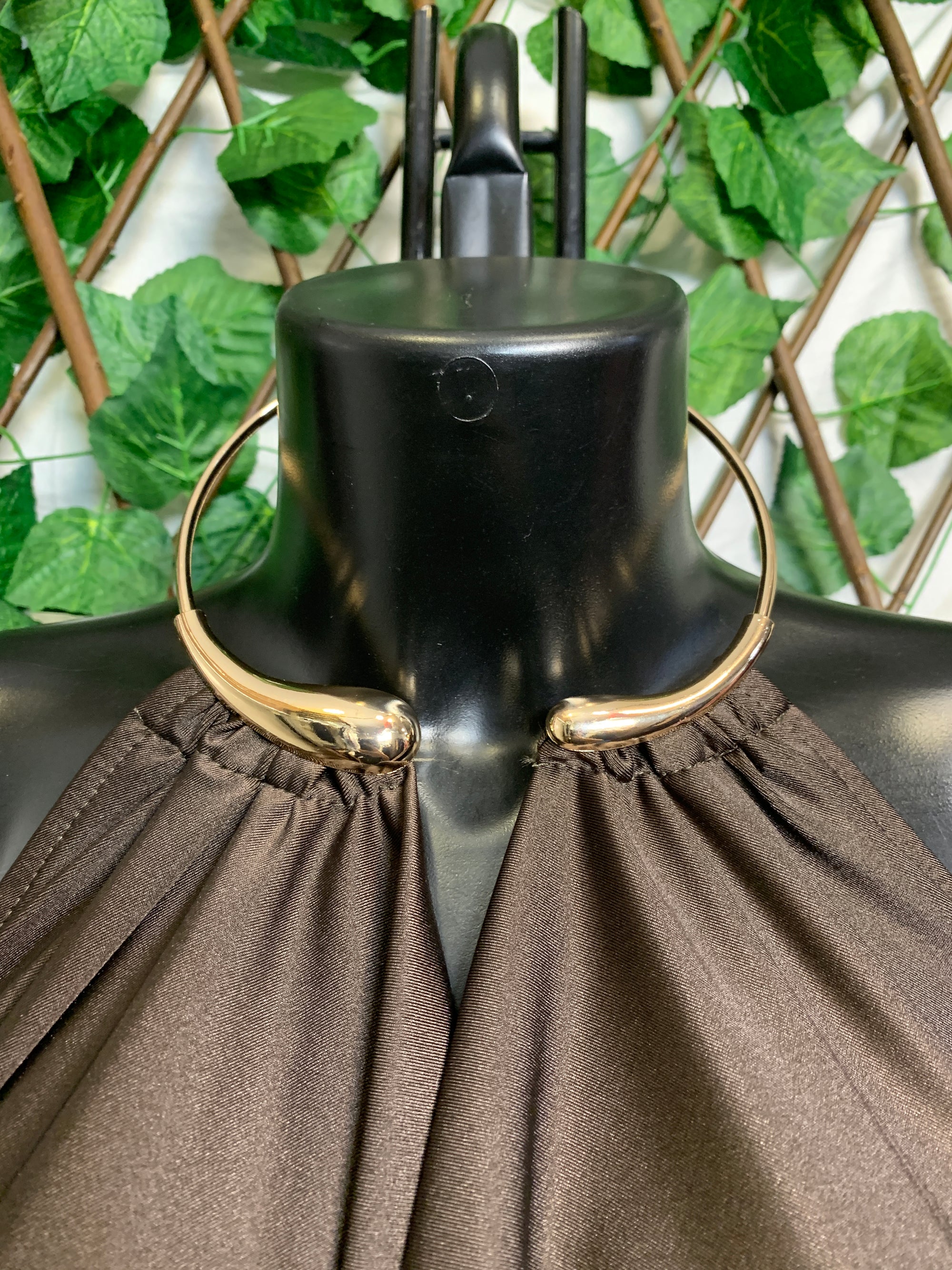 Vestito corto con dettaglio oro a collana