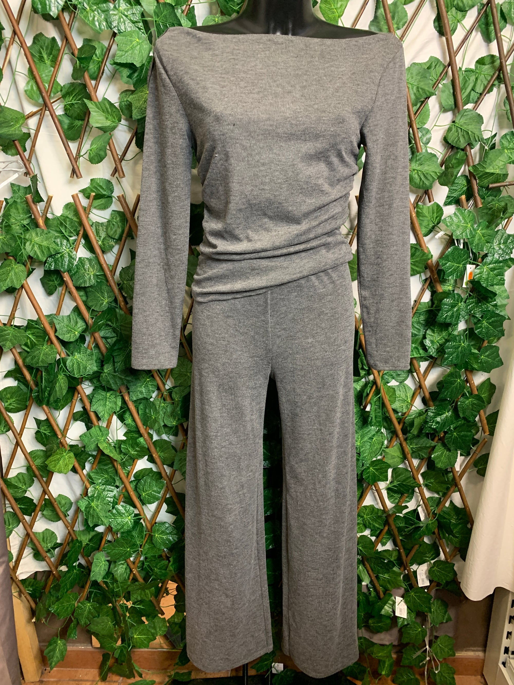 Completo in felpa con collo largo e pantaloni a palazzo