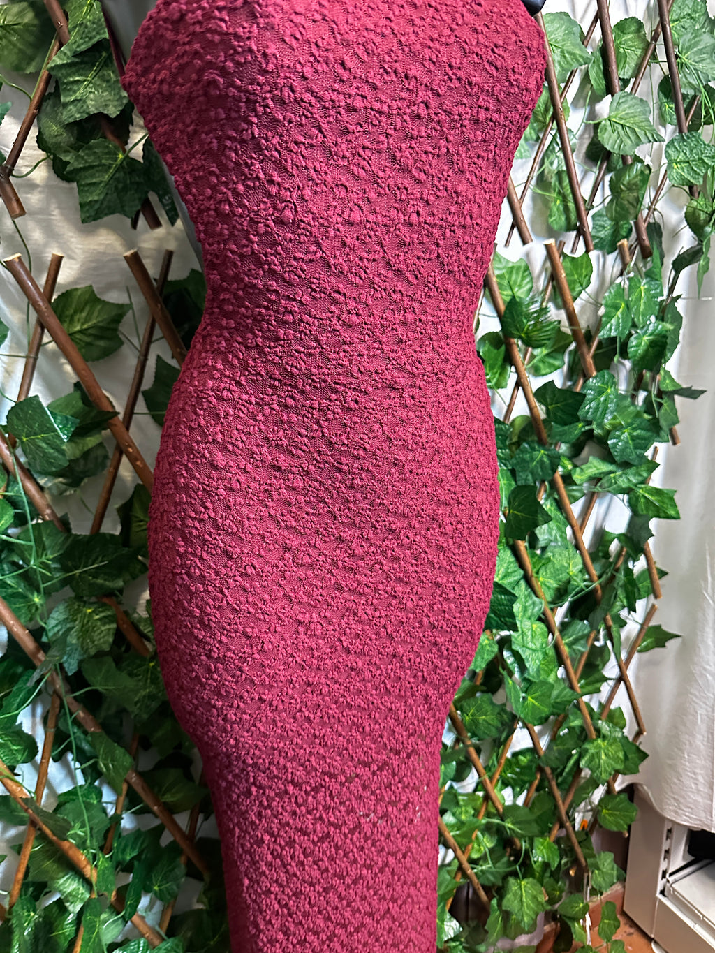 Modello crepe: vestito lungo con collo alto e schiena scoperta