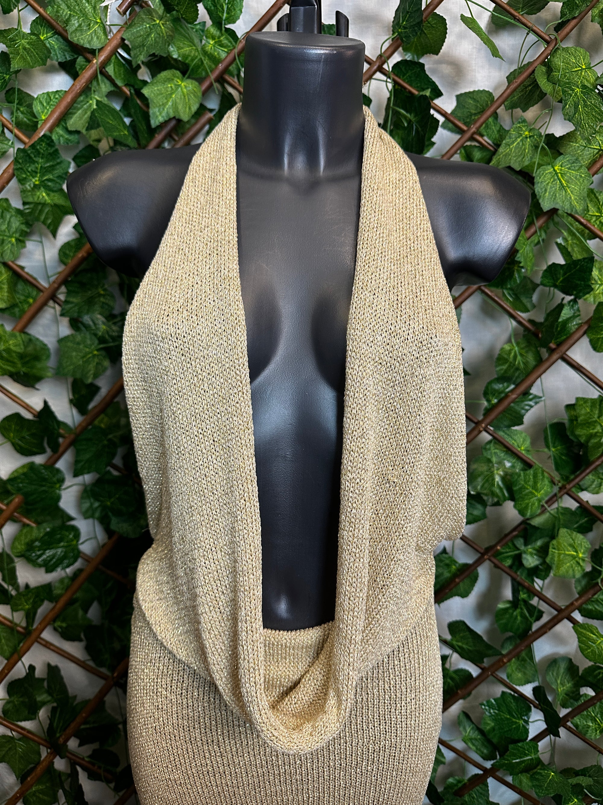 Vestito lungo estivo con la scollatura profonda e la schiena scoperta