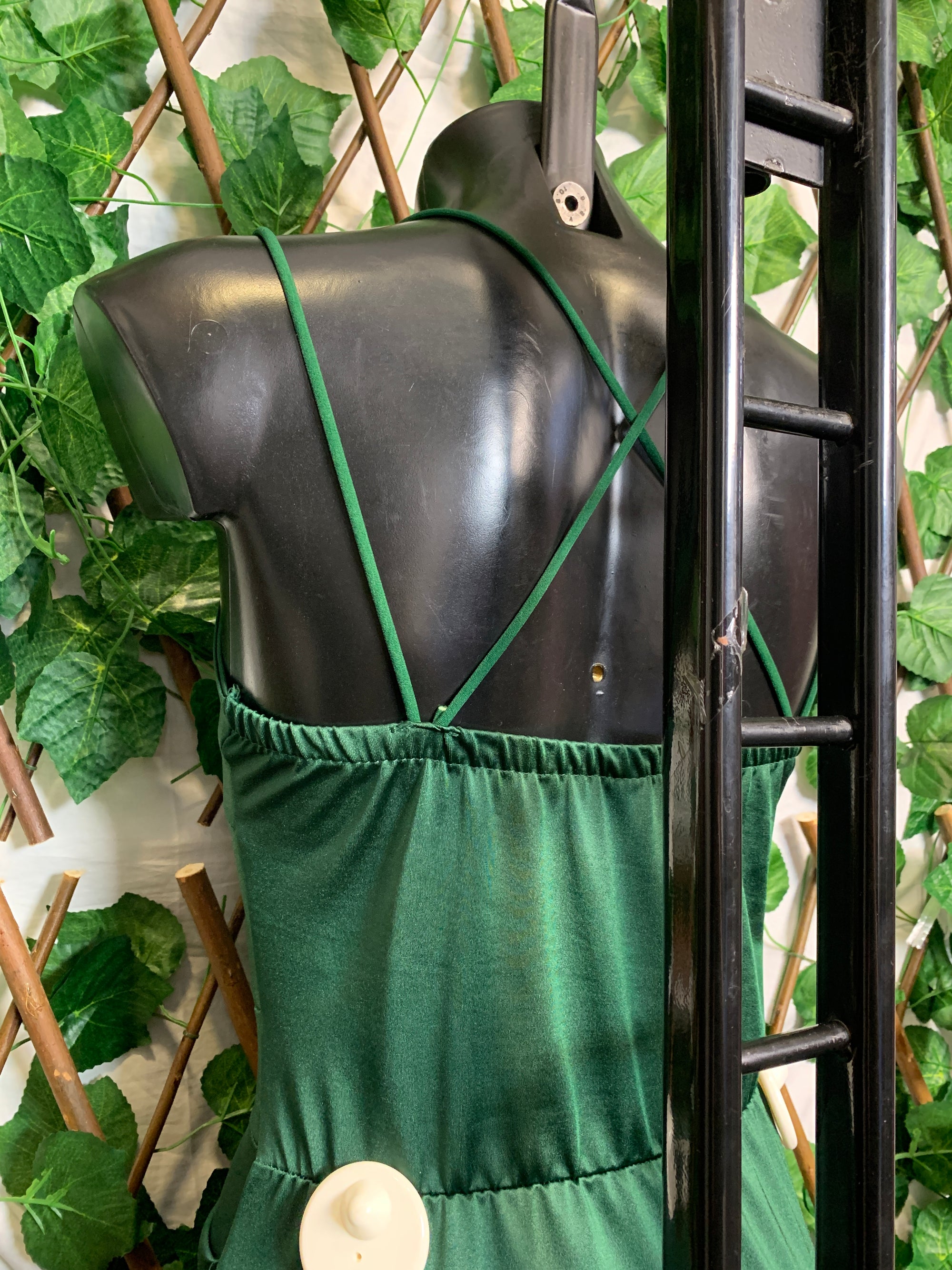 Vestito lungo elegante con lo spacco a balze