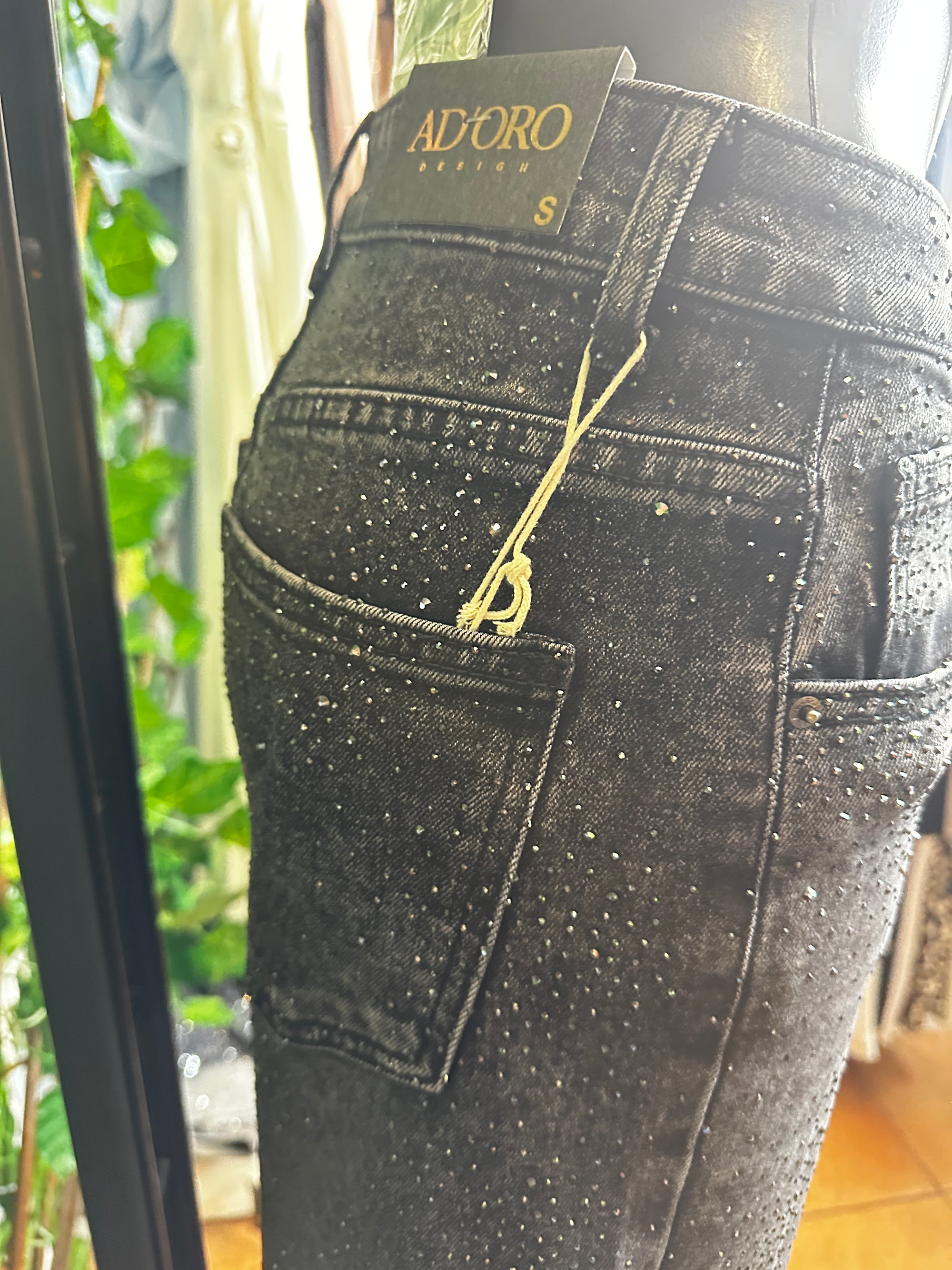 Jeans scuro con brillantini neri