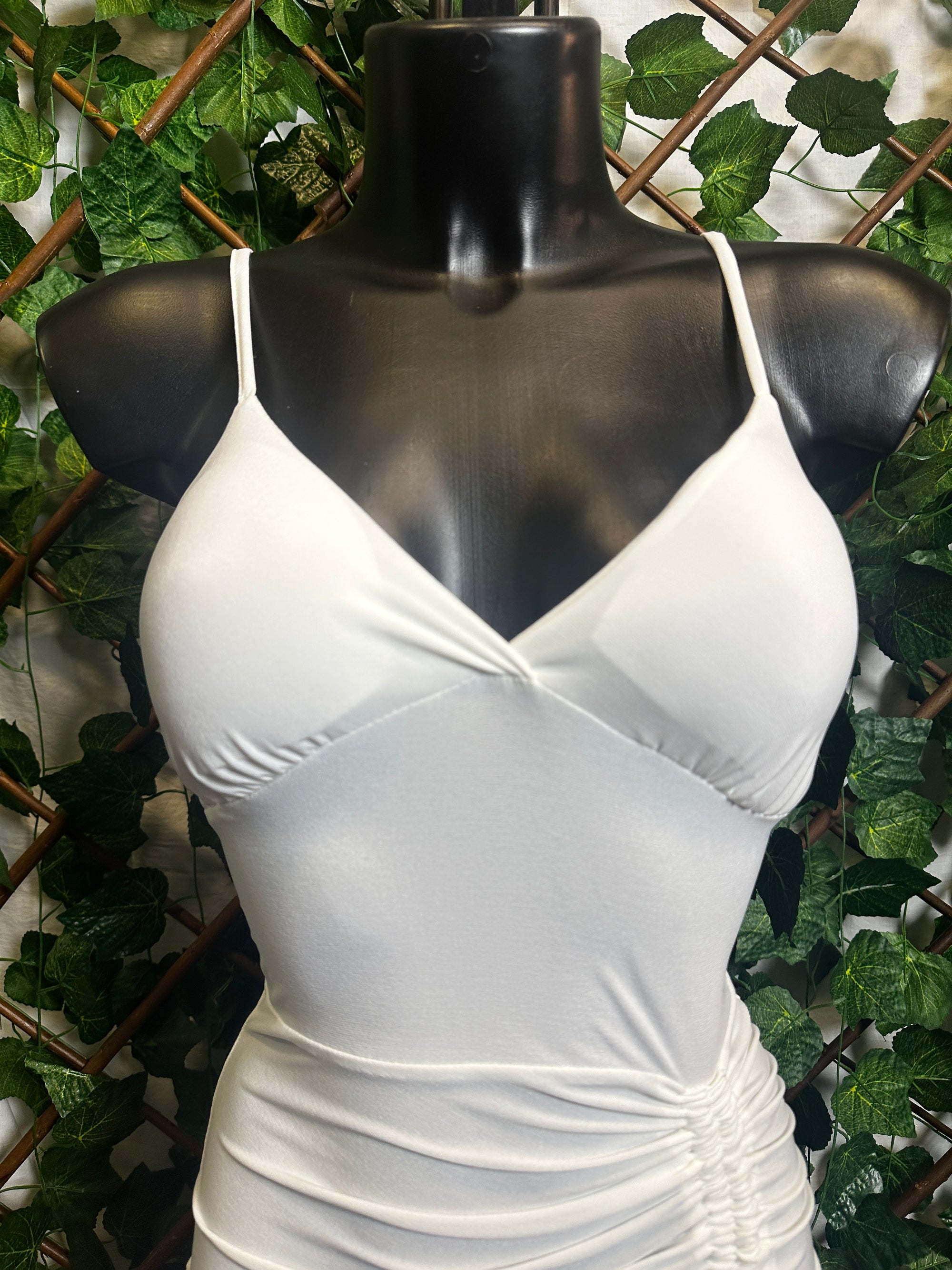 Vestito corto con lo spacco e arricciatura sulla parte sinistra | taglia unica