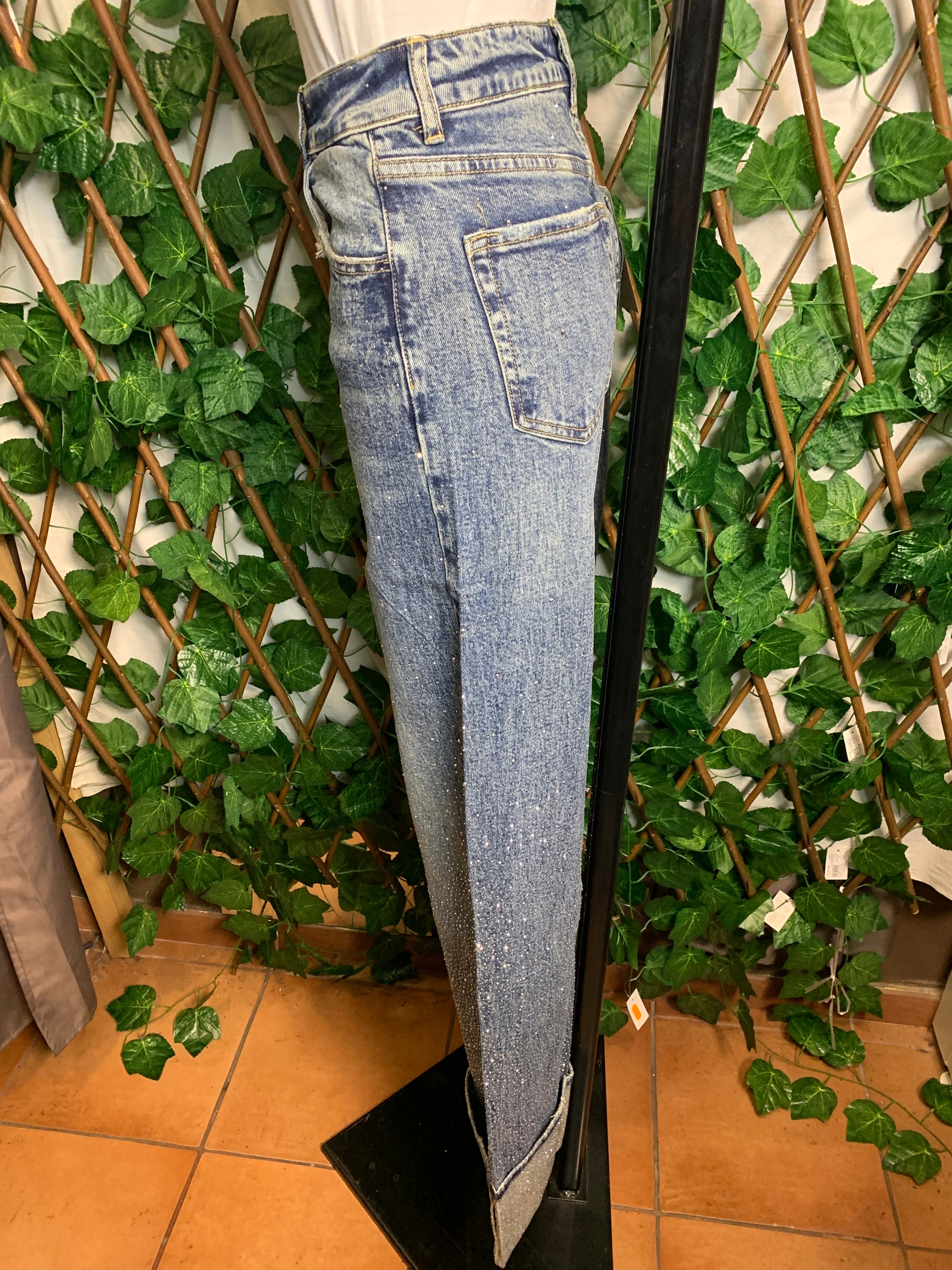 Jeans brillanti con piega