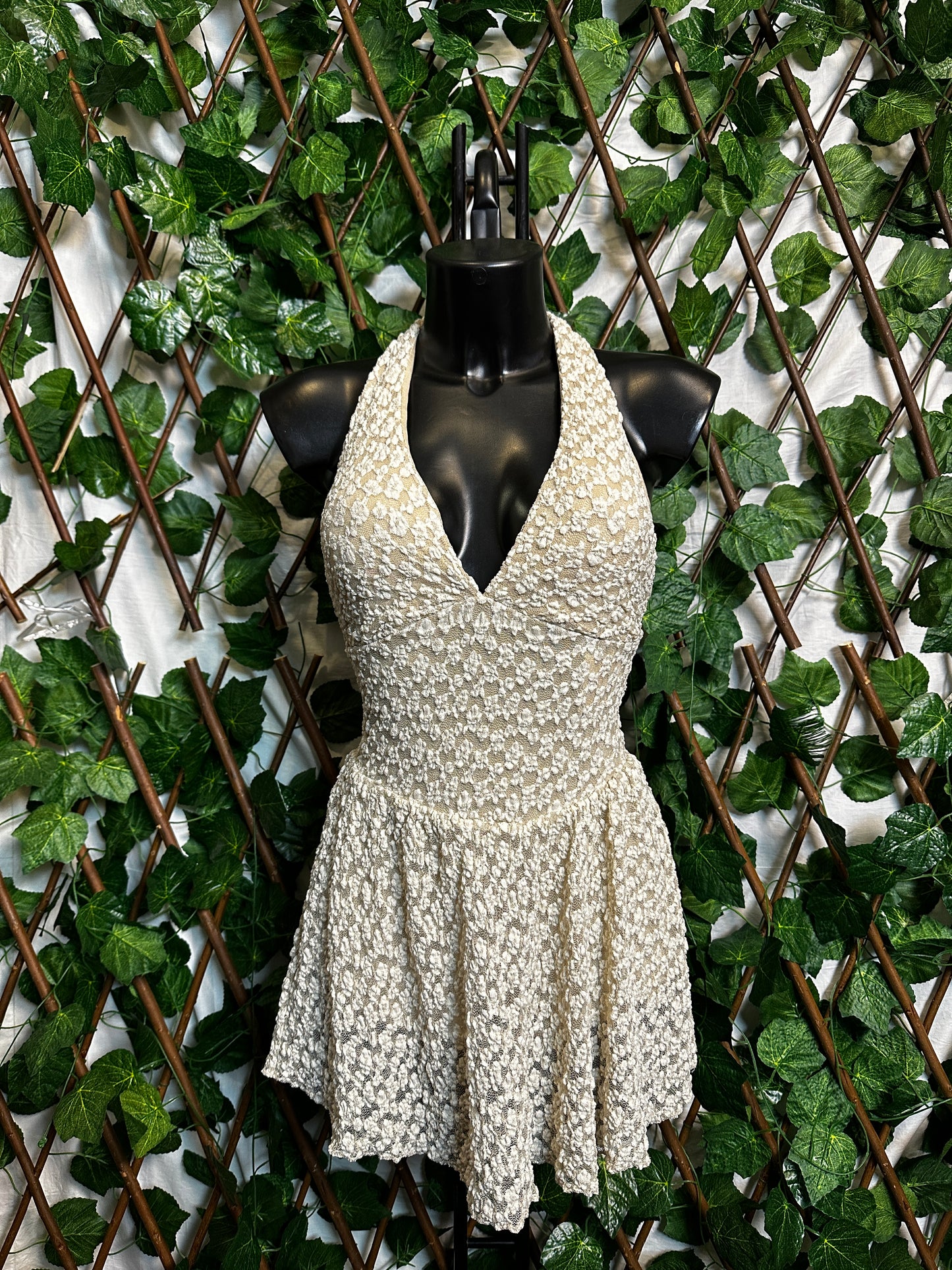 Crepe model: short dress with a deep neckline with cups and shorts