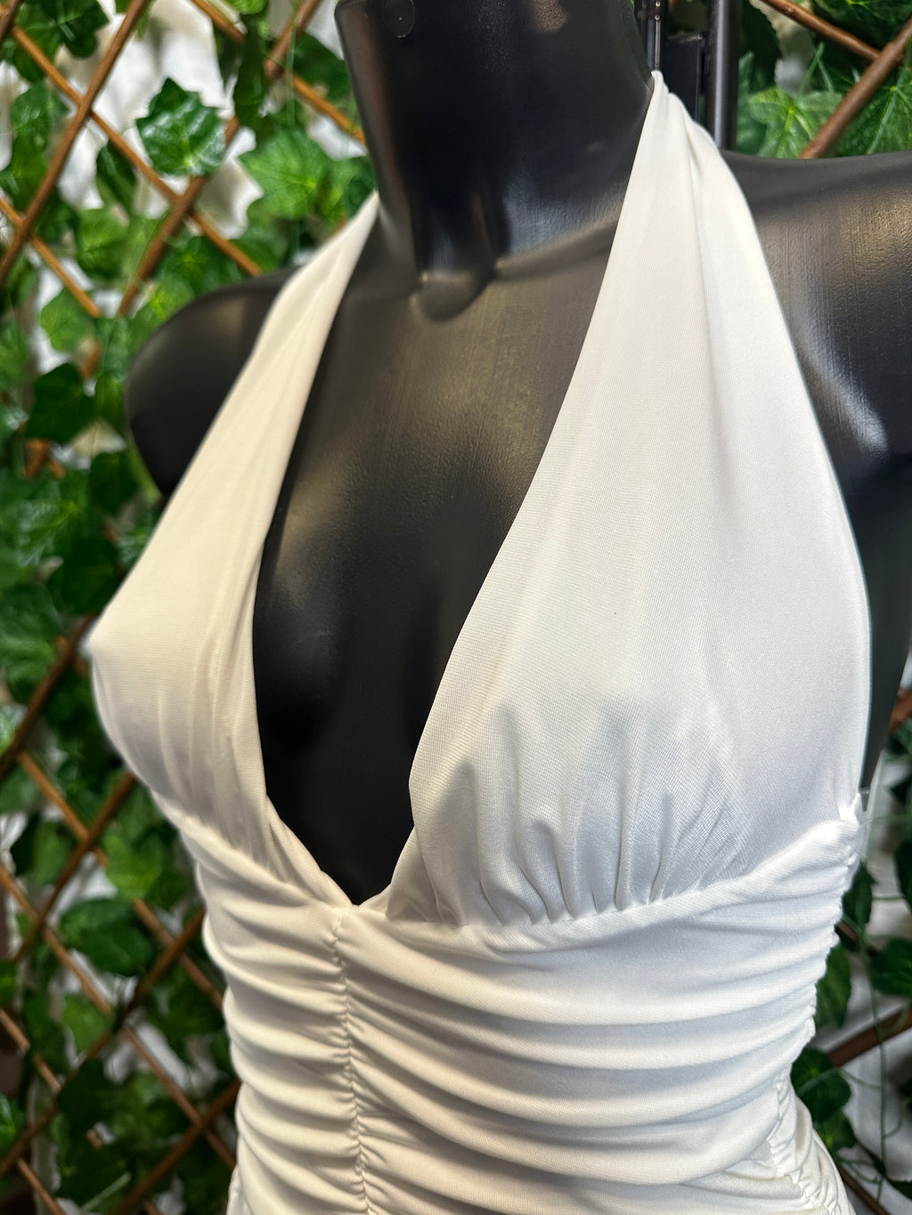 Vestito lungo con la scollatura profonda, arricciatura sulla parte avanti e lo spacco
