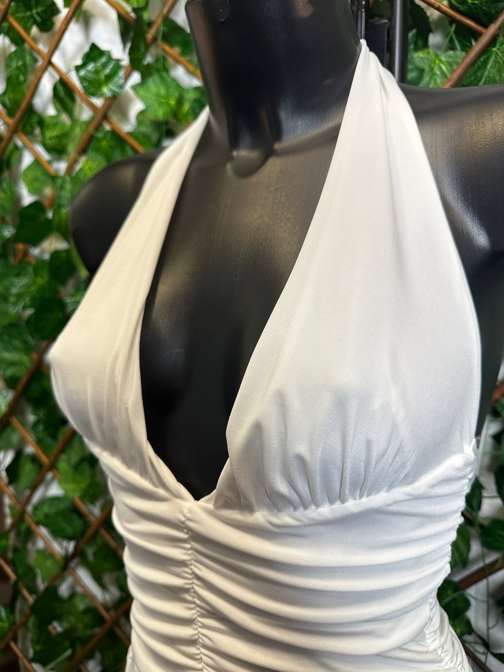 Vestito lungo con la scollatura profonda, arricciatura sulla parte avanti e lo spacco