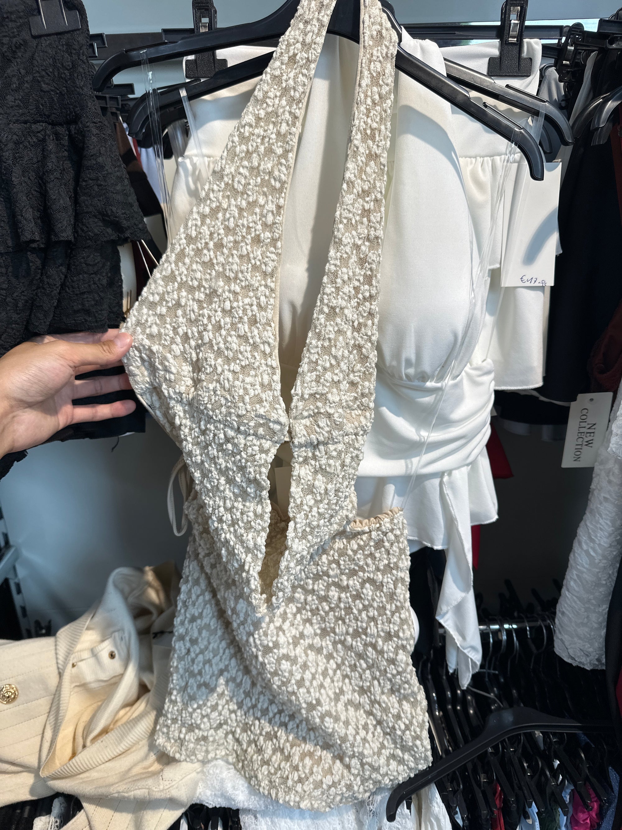 Modello crepe: vestito corto con la scollatura profonda le lacci sul collo e schiena | taglia unica