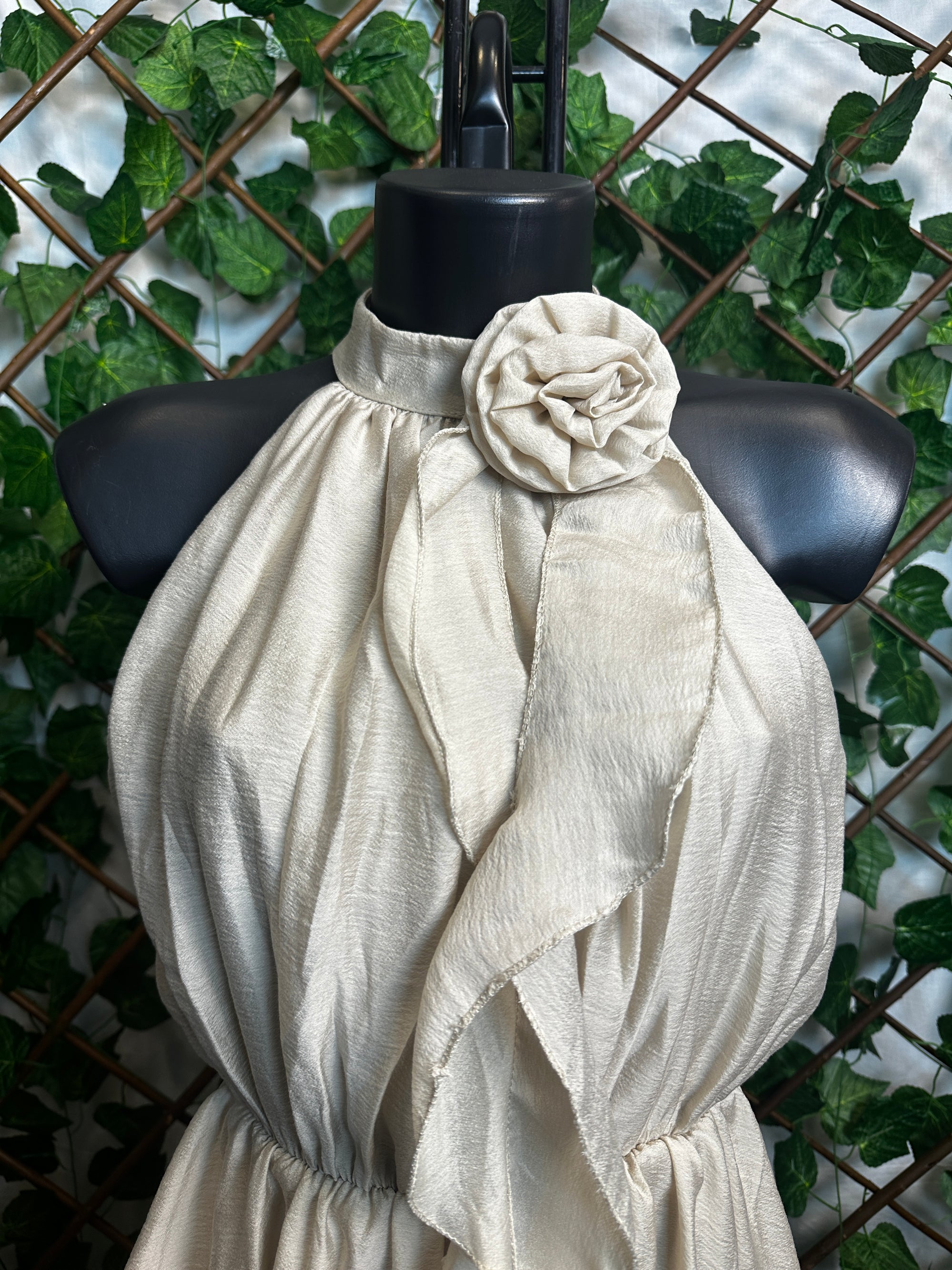 Vestito corto con dettaglio fiore