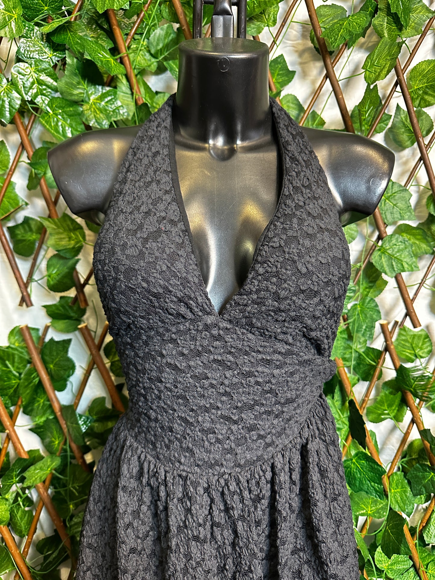 Crepe model: short dress with a deep neckline with cups and shorts