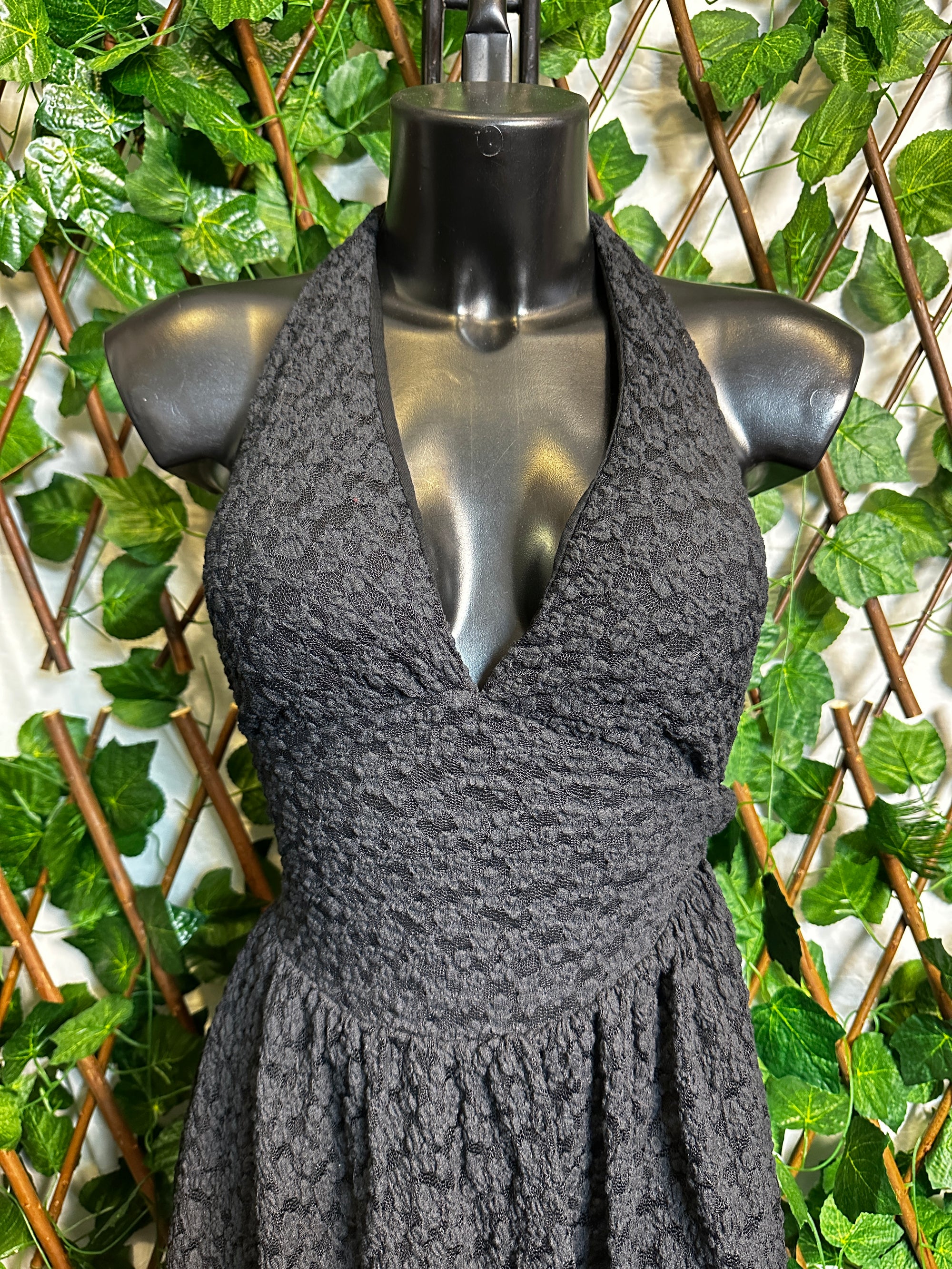 Modello crepe: vestito corto con la scollatura profonda con coppe e pantaloncini
