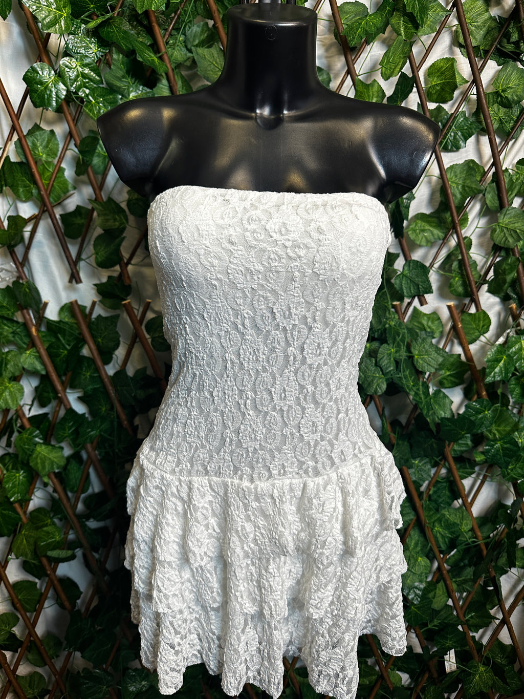 Modello crepe: vestito corto con le coppe e gonna a balze | taglia unica