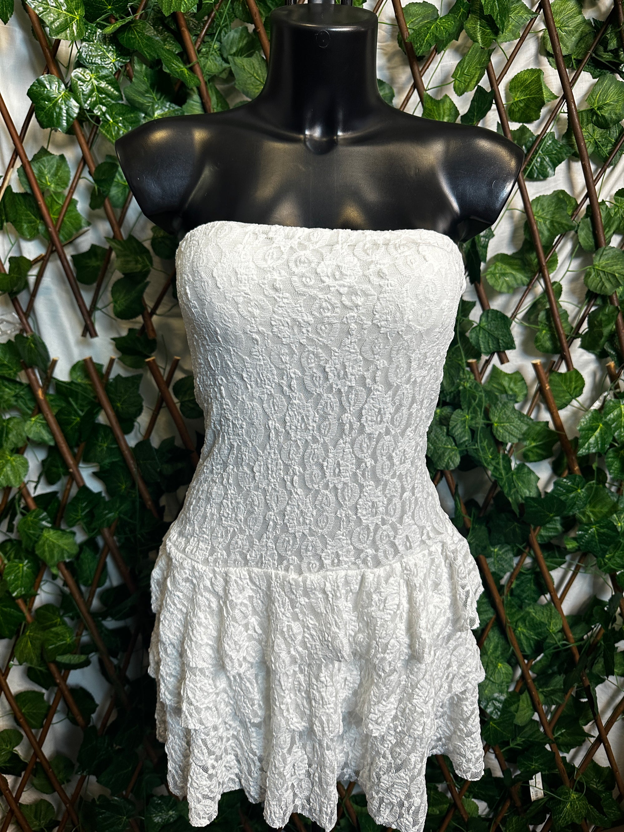 Modello crepe: vestito corto con le coppe e gonna a balze | taglia unica