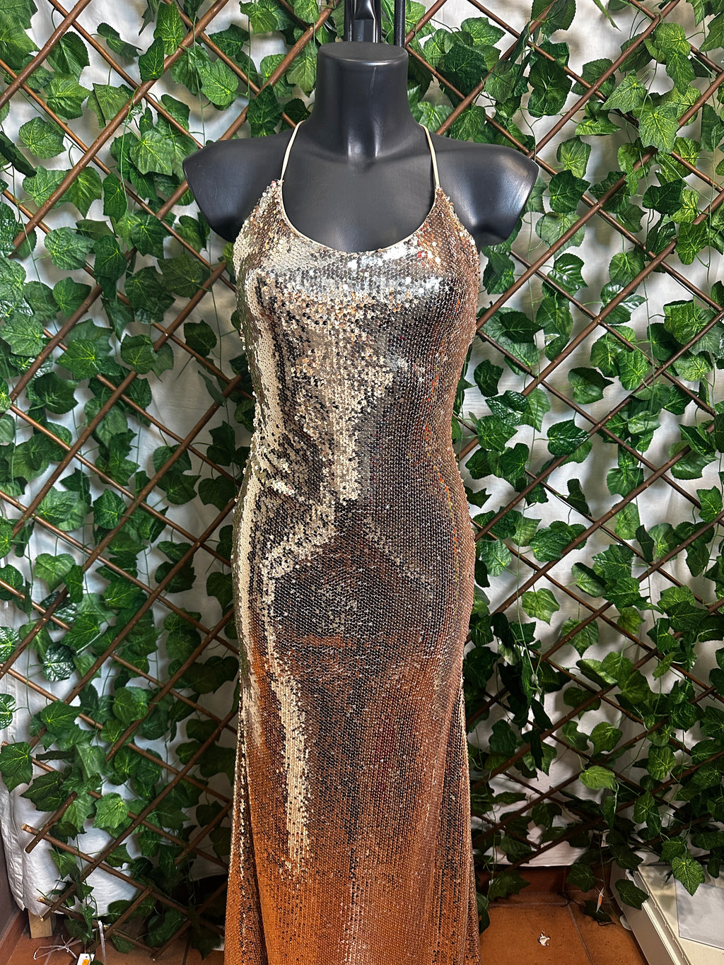 Vestito lungo elegante con la schiena scoperta in paillettes