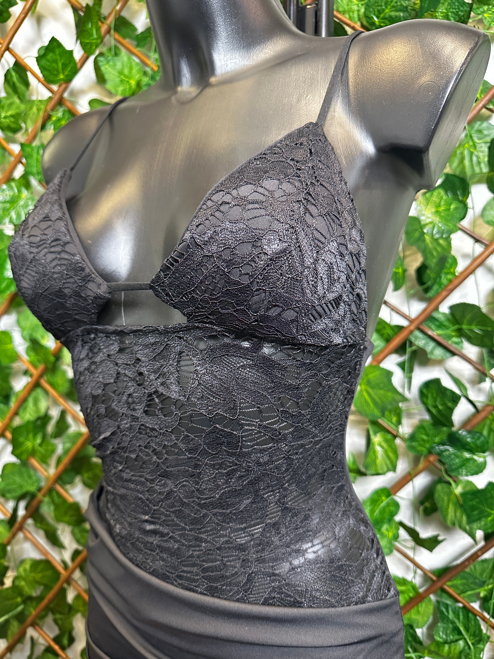 Vestito corto in pizzo con la schiena scoperta