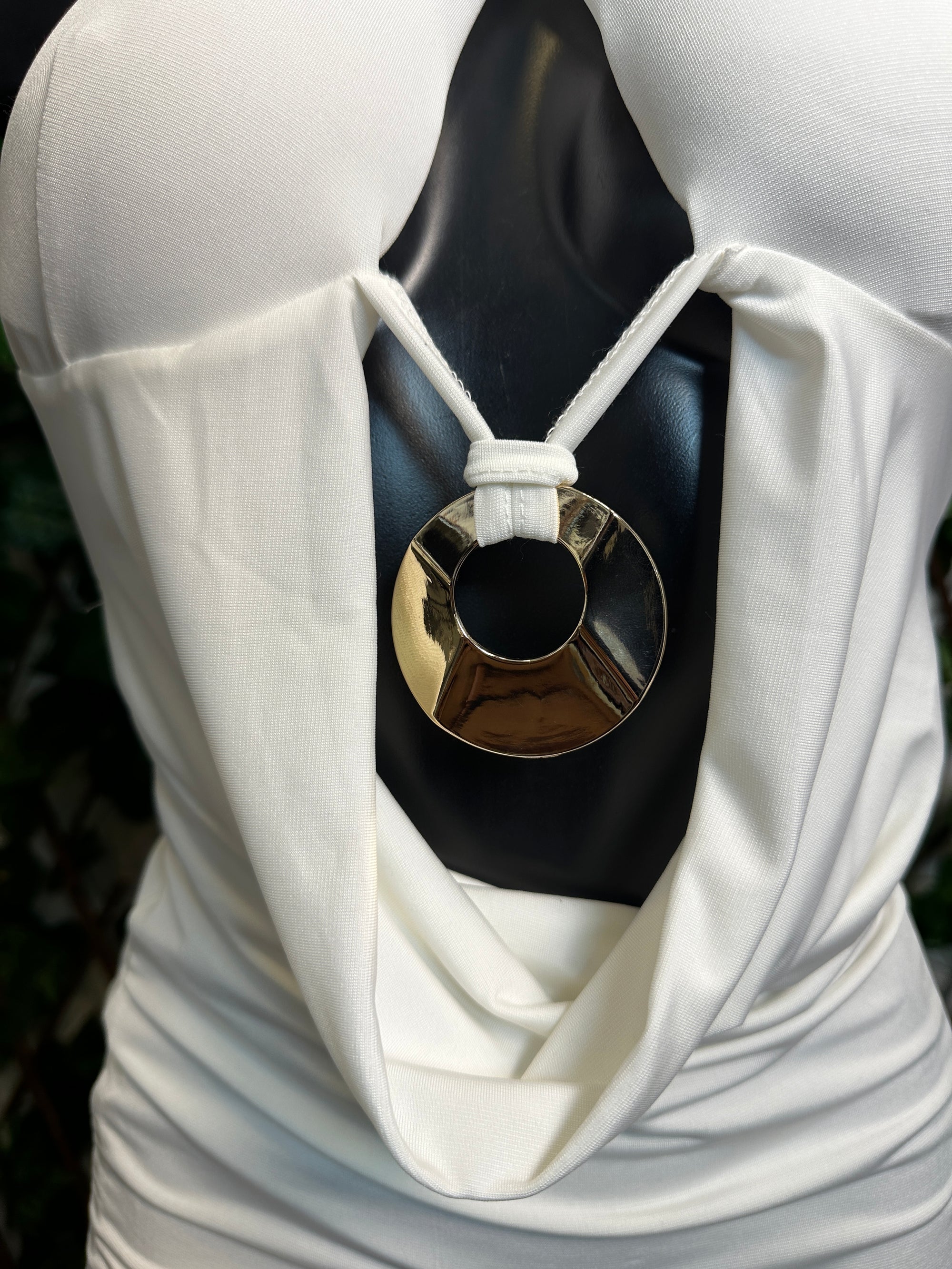 Vestito corto con scollatura profonda e dettaglio dettaglio cerchio dorato e la schiena scoperta | taglia unica