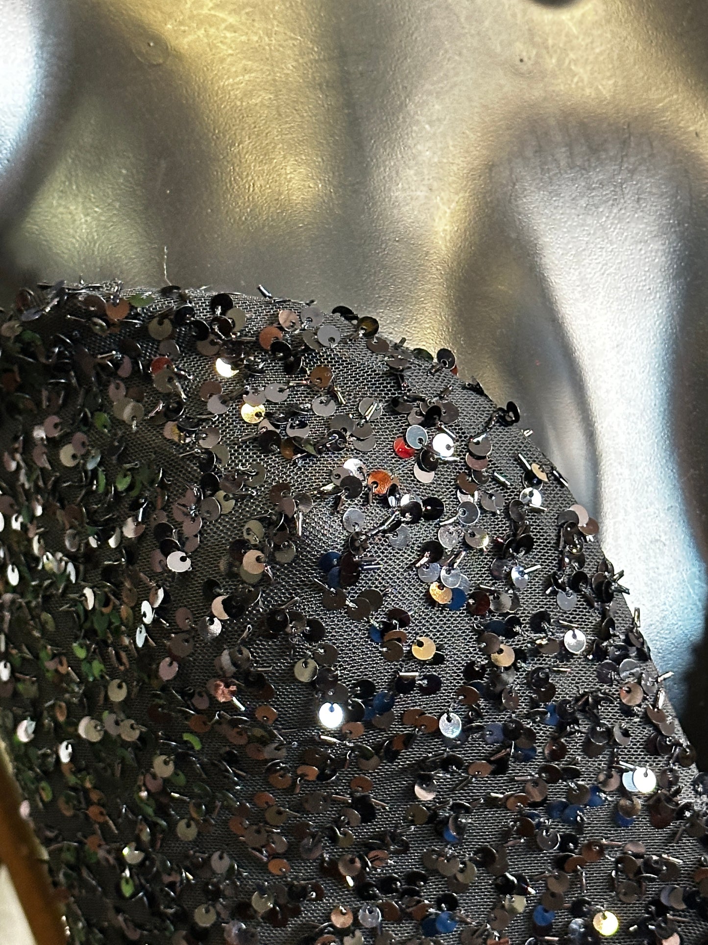 Modello paillettes: vestito corto con la scollatura speciale