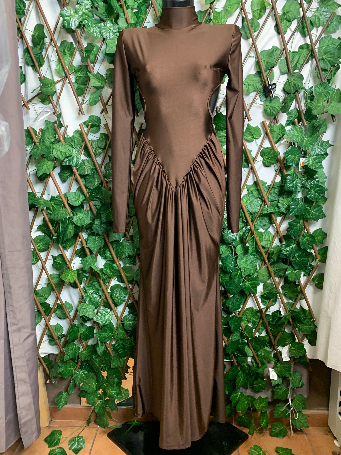 Vestito lungo con spalla imbottita e schiena scoperta