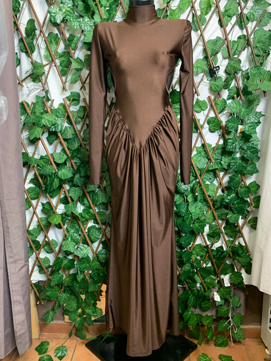 Vestito lungo con spalla imbottita e schiena scoperta