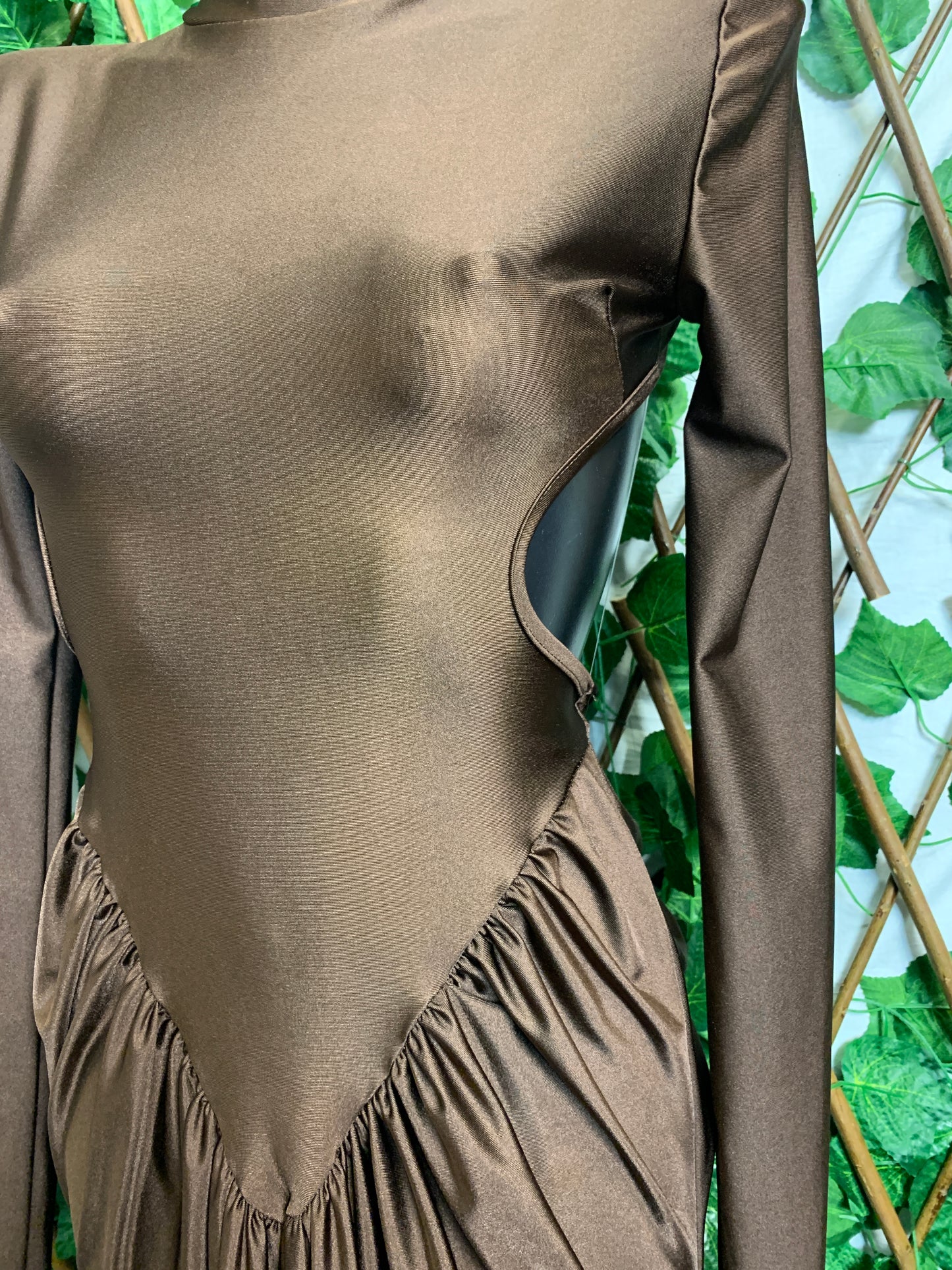 Vestito lungo con spalla imbottita e schiena scoperta