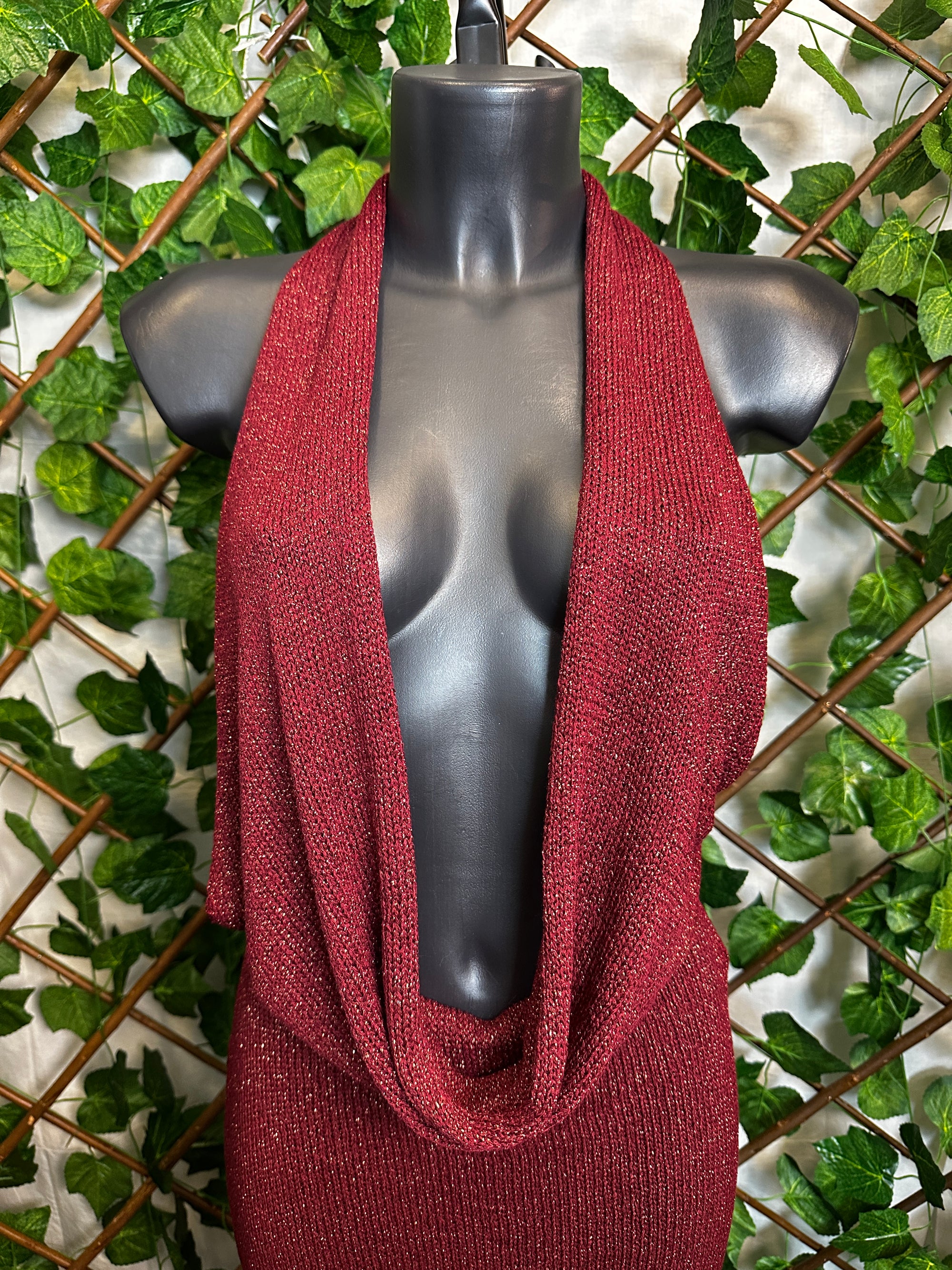 Vestito lungo estivo con la scollatura profonda e la schiena scoperta