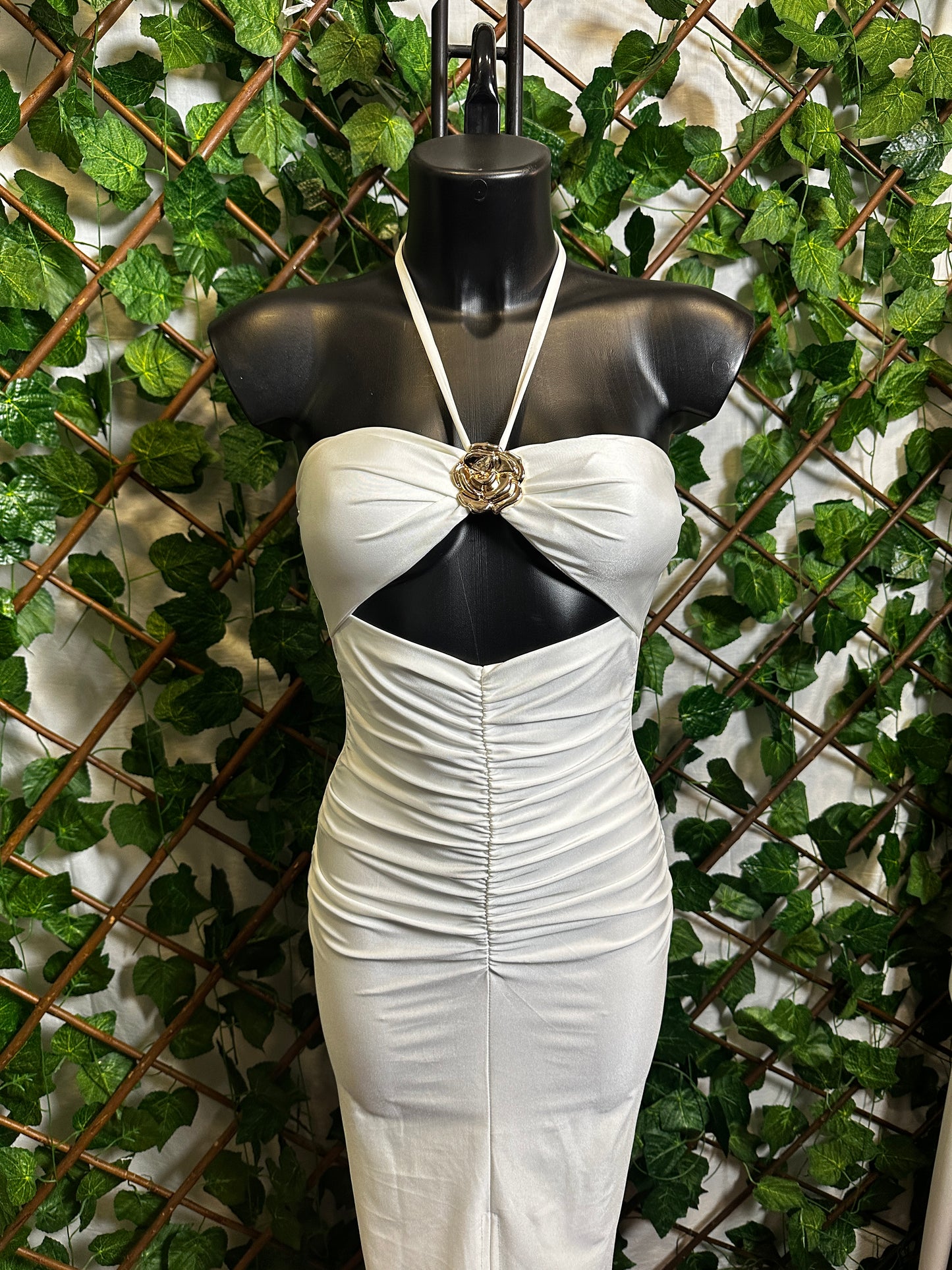 Vestito lungo con dettaglio fiore dorato e arricciatura sulla parte avanti