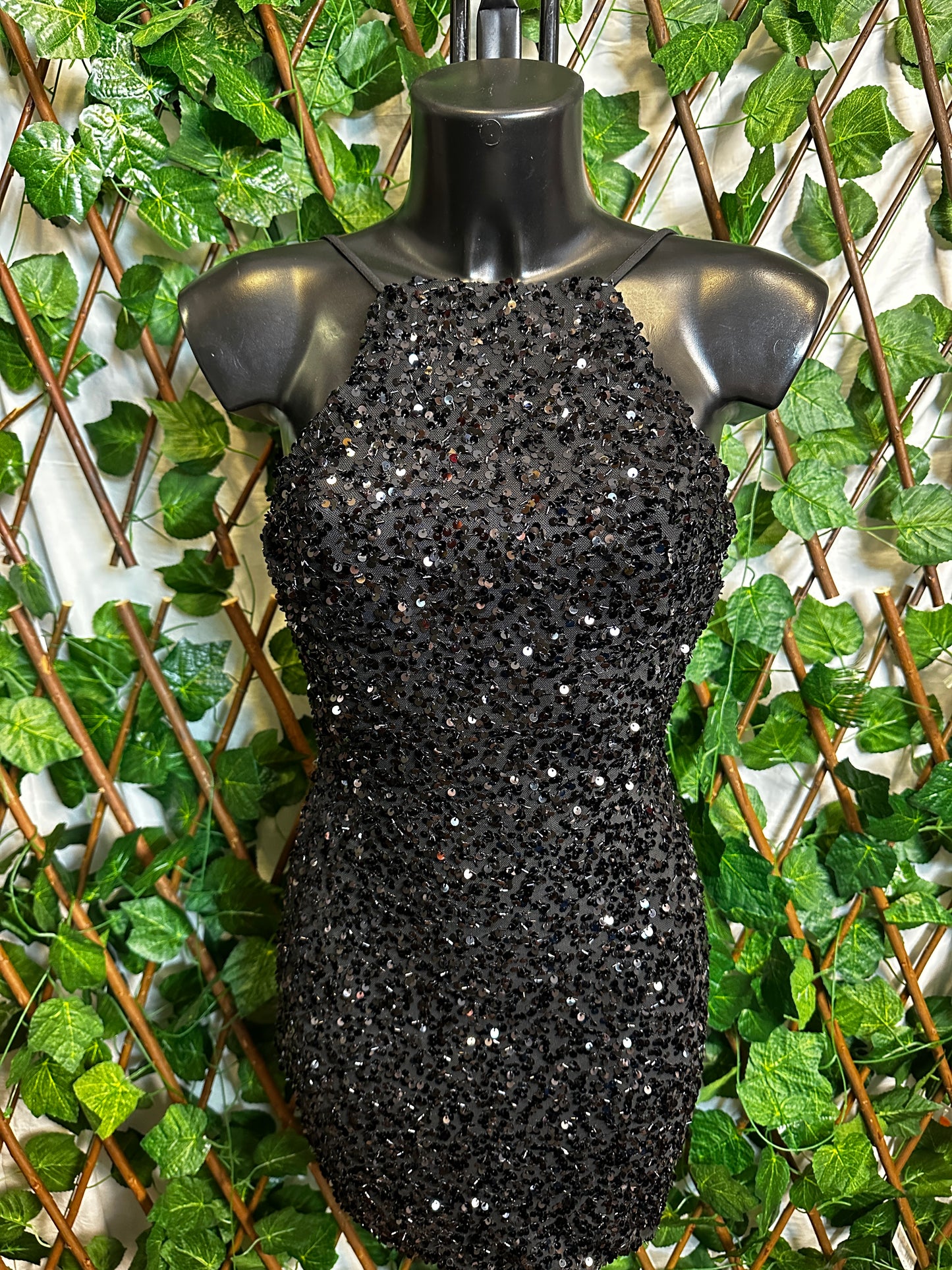 Modello paillettes: vestito corto con bretelle e la schiena scoperta