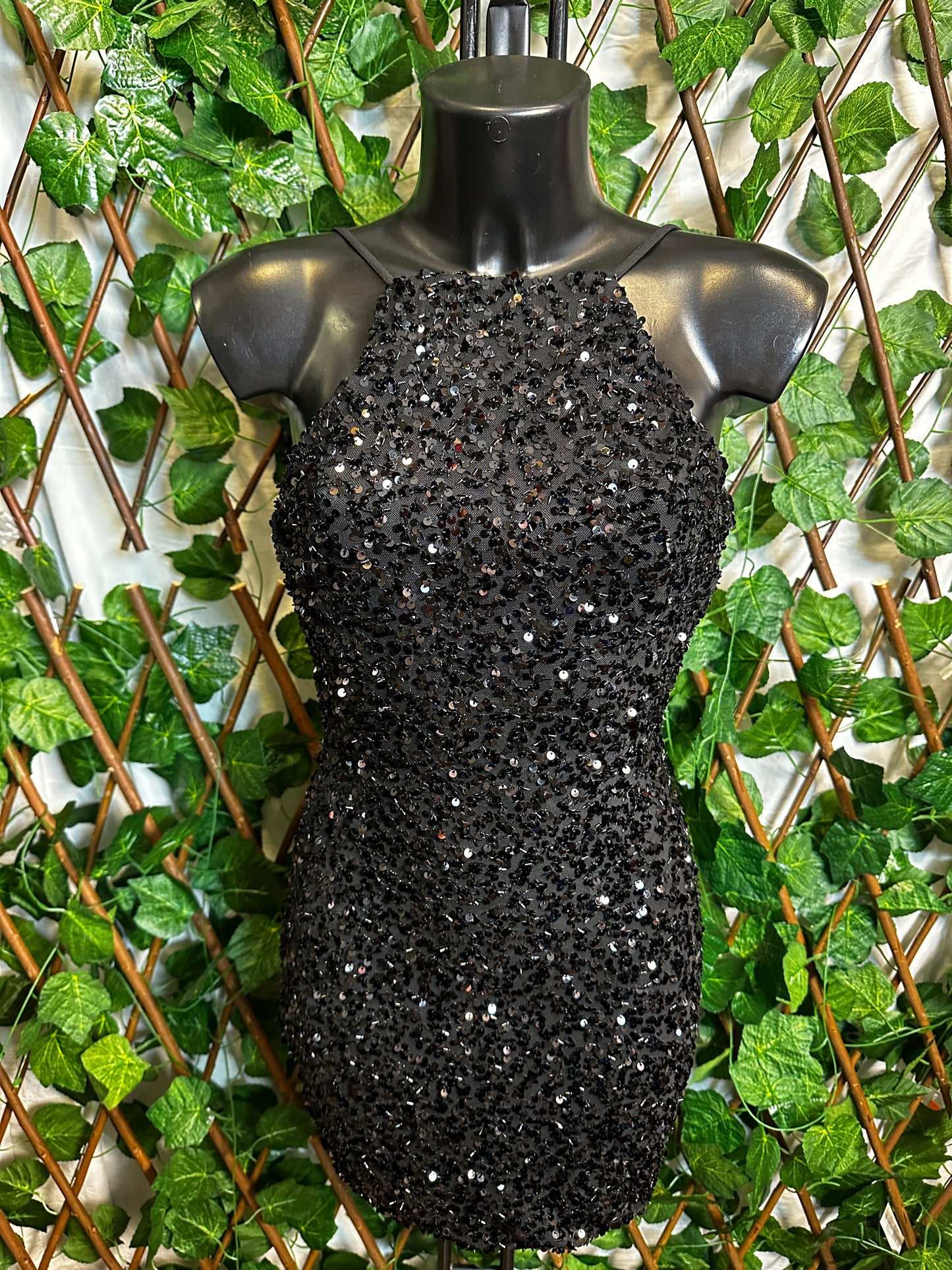 Modello paillettes: vestito corto con bretelle e la schiena scoperta