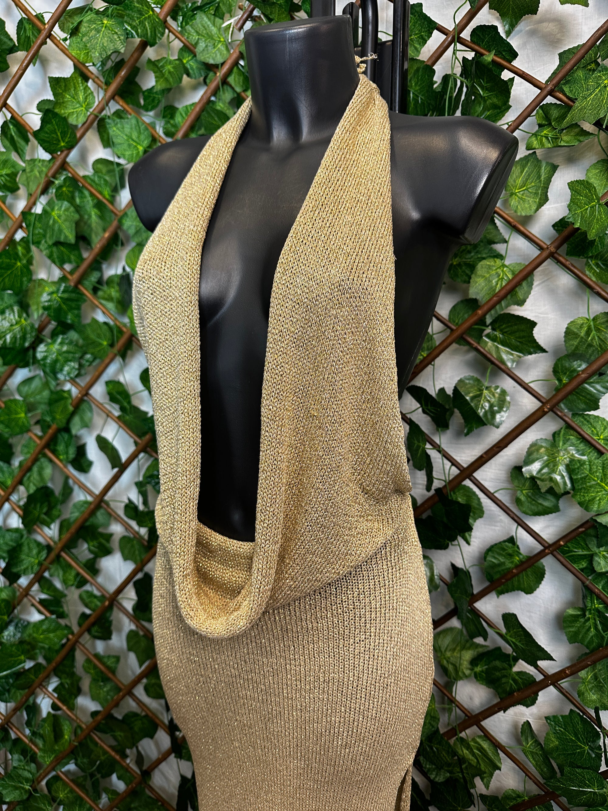 Vestito lungo estivo con la scollatura profonda e la schiena scoperta