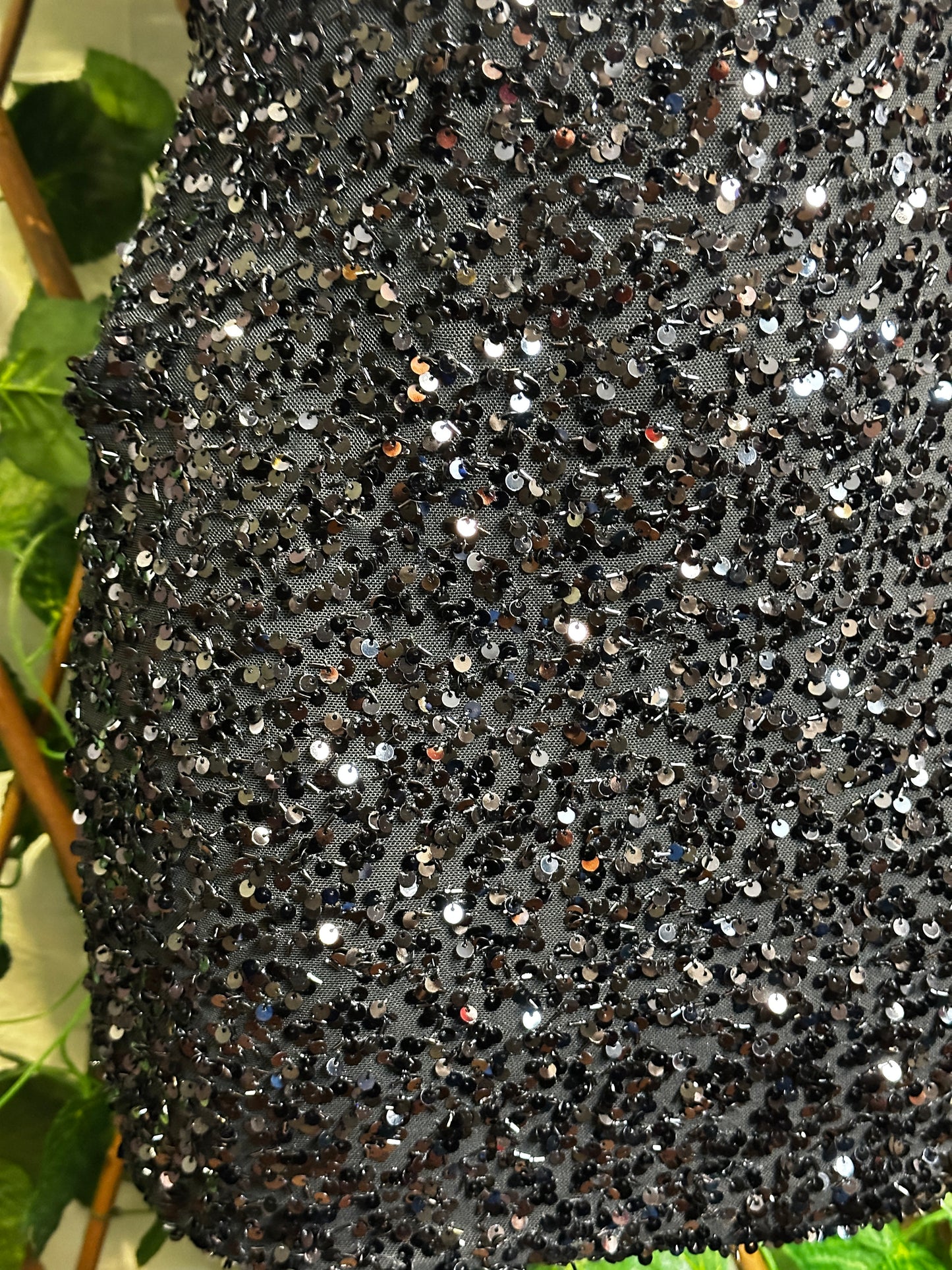 Modello paillettes: vestito corto con la scollatura speciale