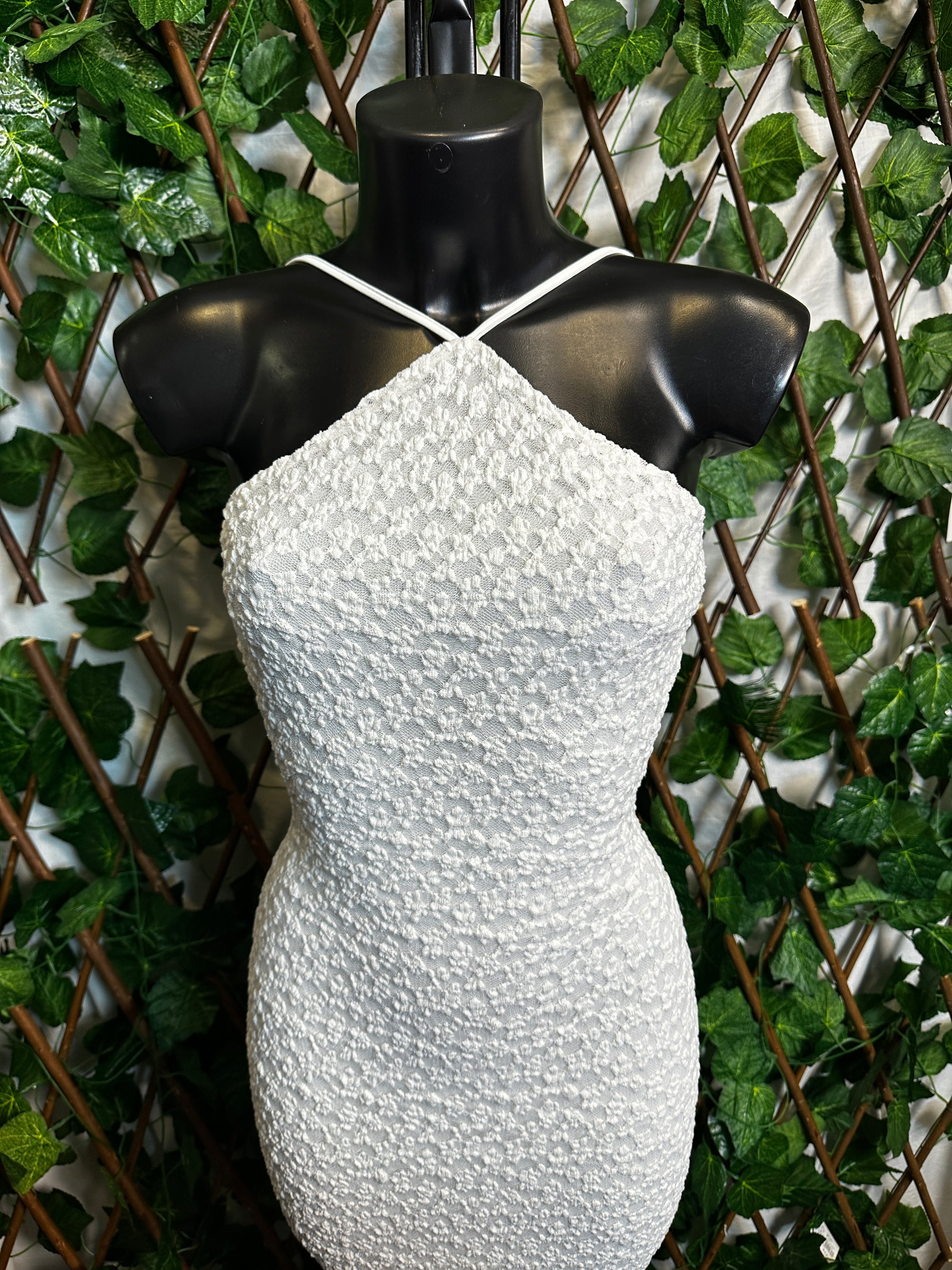 Modello crepe: vestito lungo con collo alto e schiena scoperta
