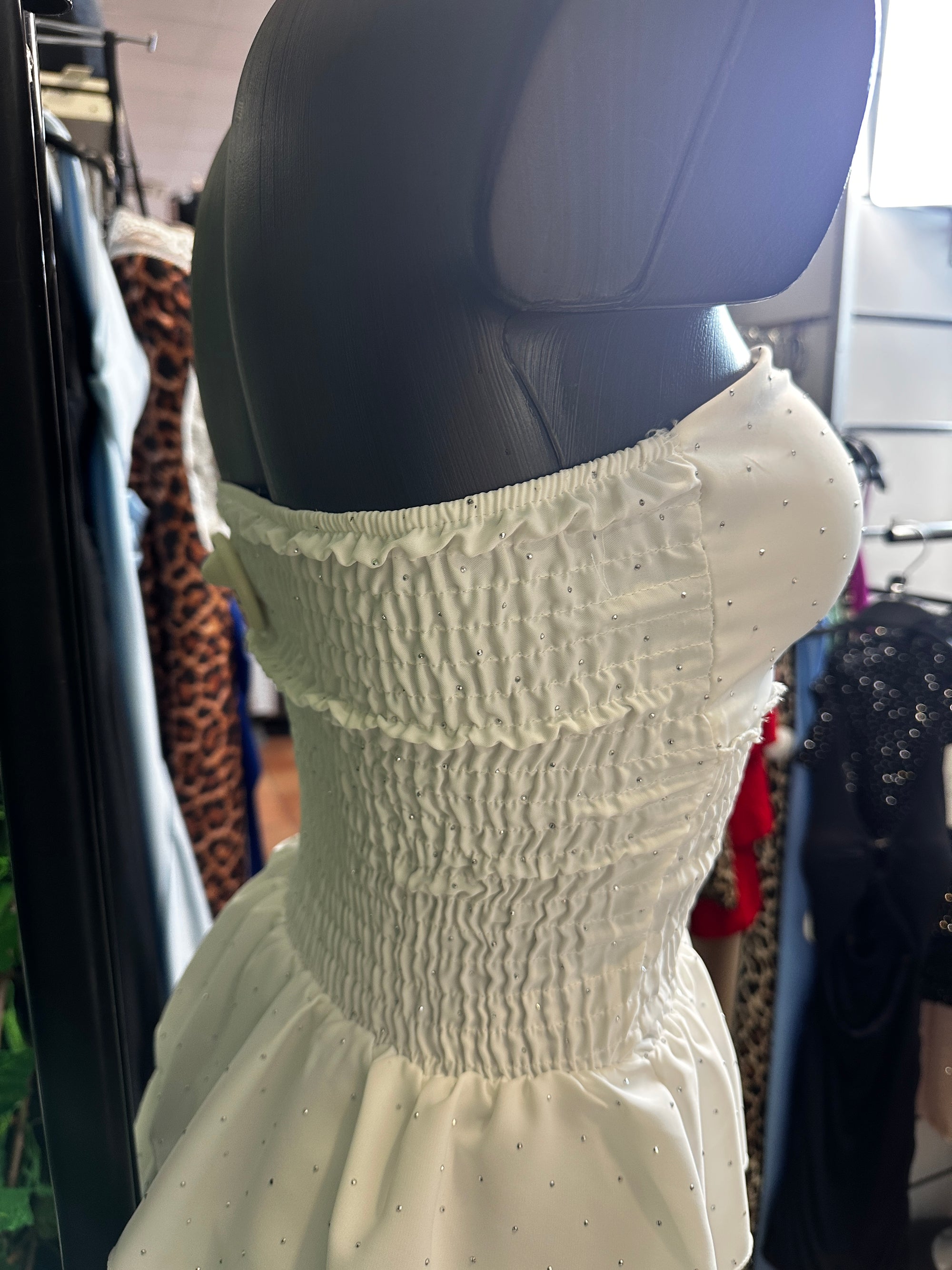 Vestito corto senza spalline, sotto svasato, con brillantini