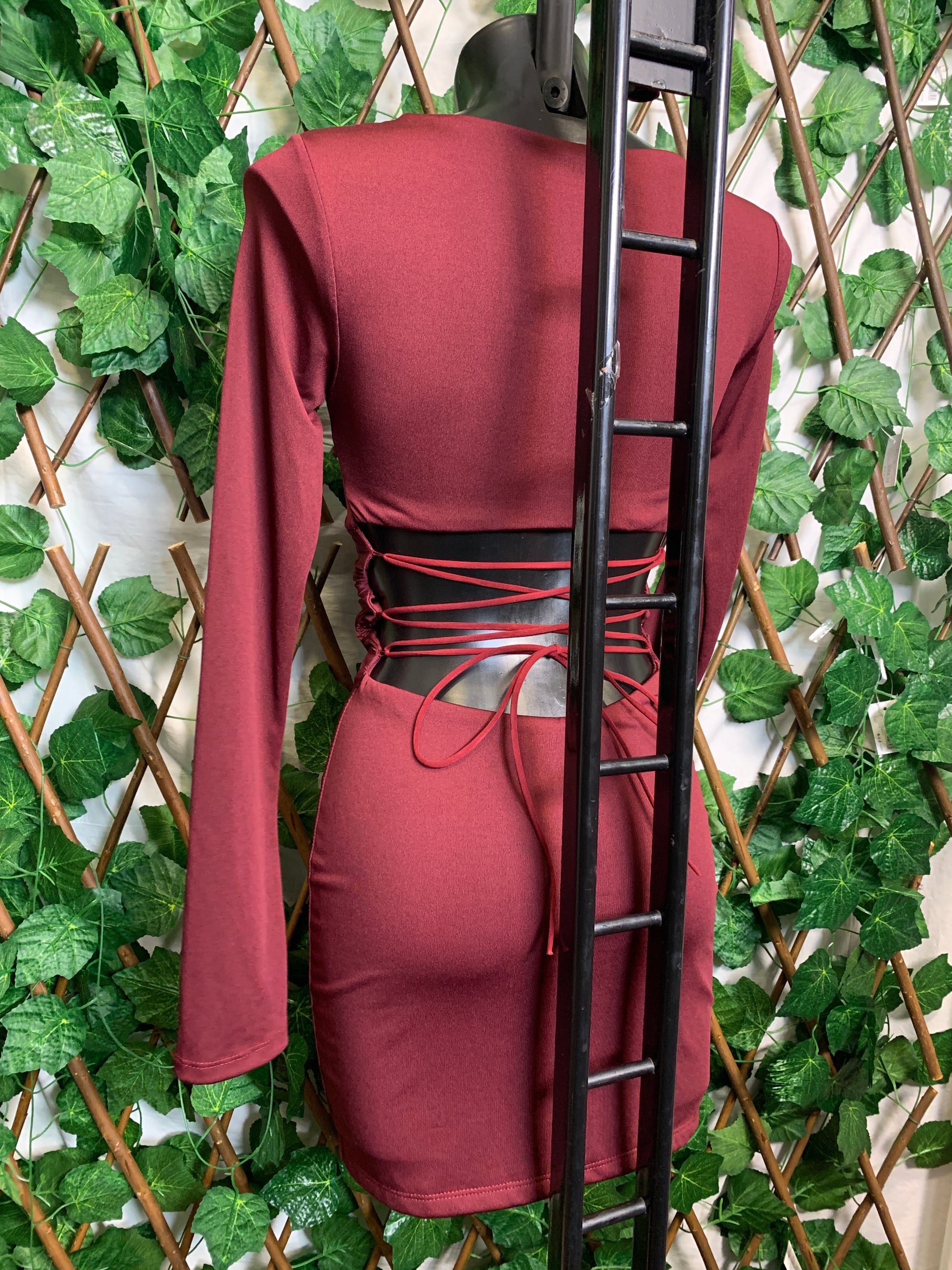 Vestito con laci sulla schiena