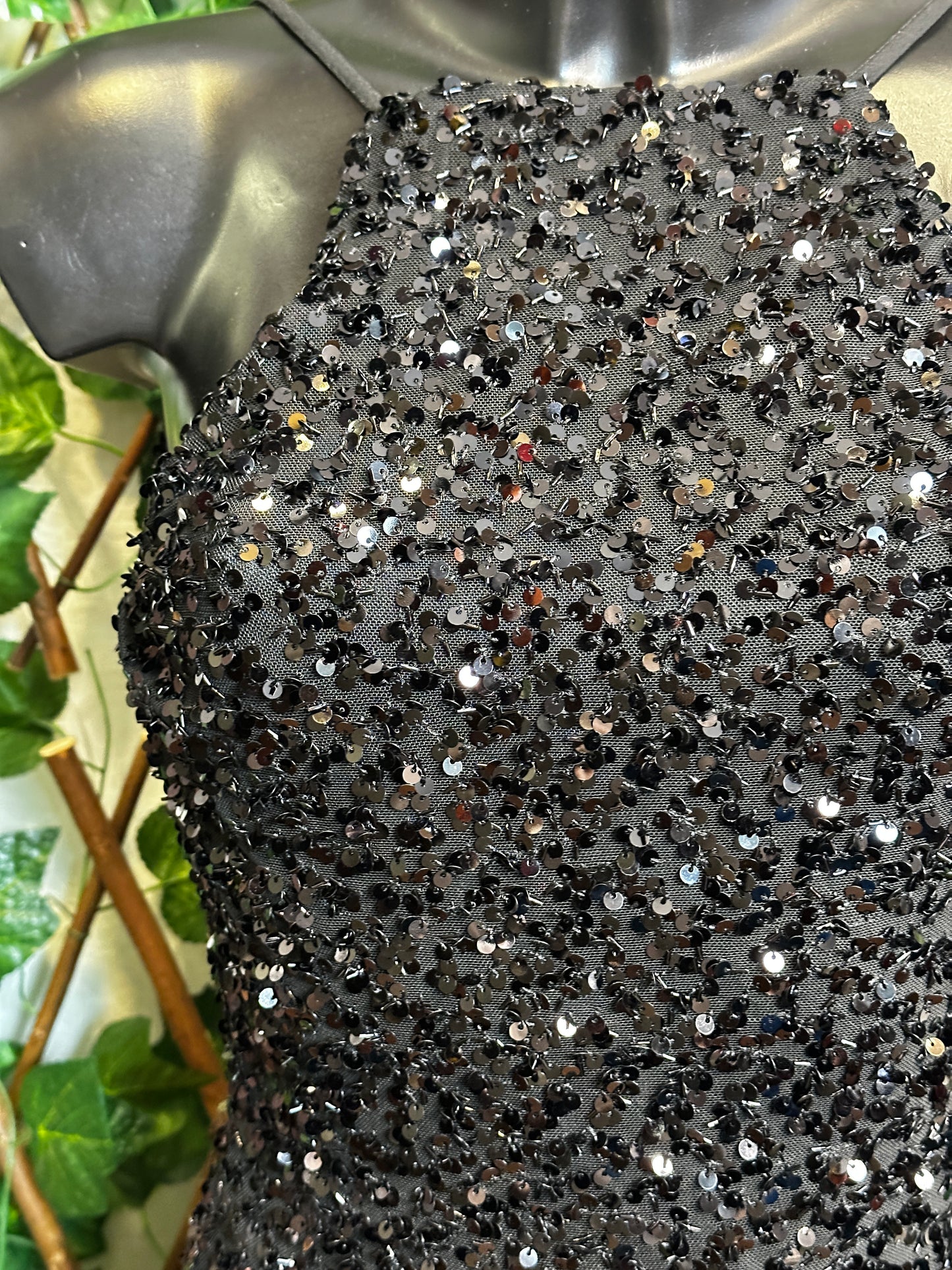 Modello paillettes: vestito corto con bretelle e la schiena scoperta