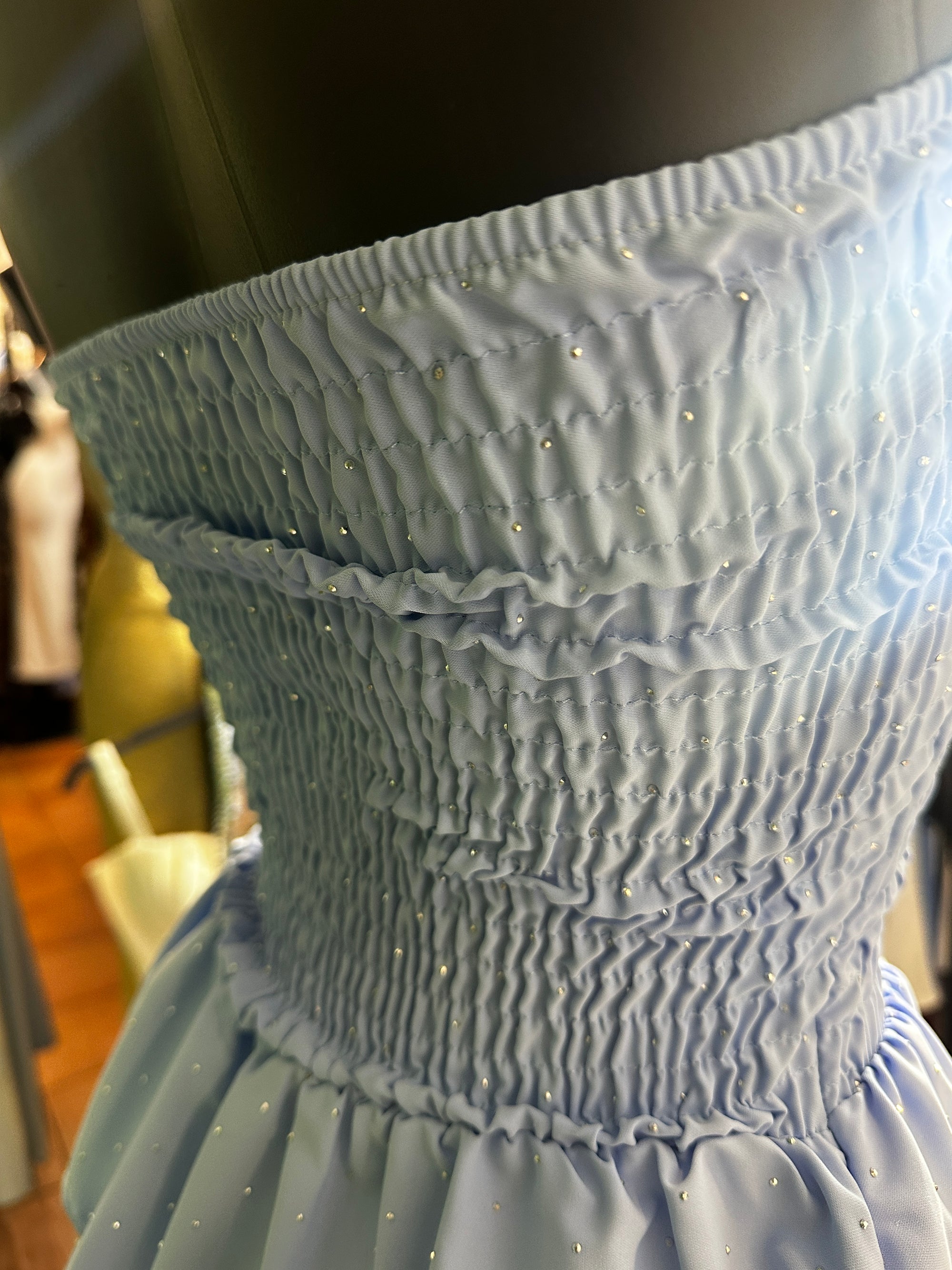 Vestito corto senza spalline, sotto svasato, con brillantini