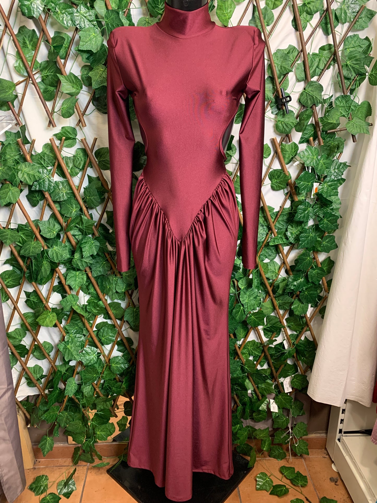 Vestito lungo con spalla imbottita e schiena scoperta