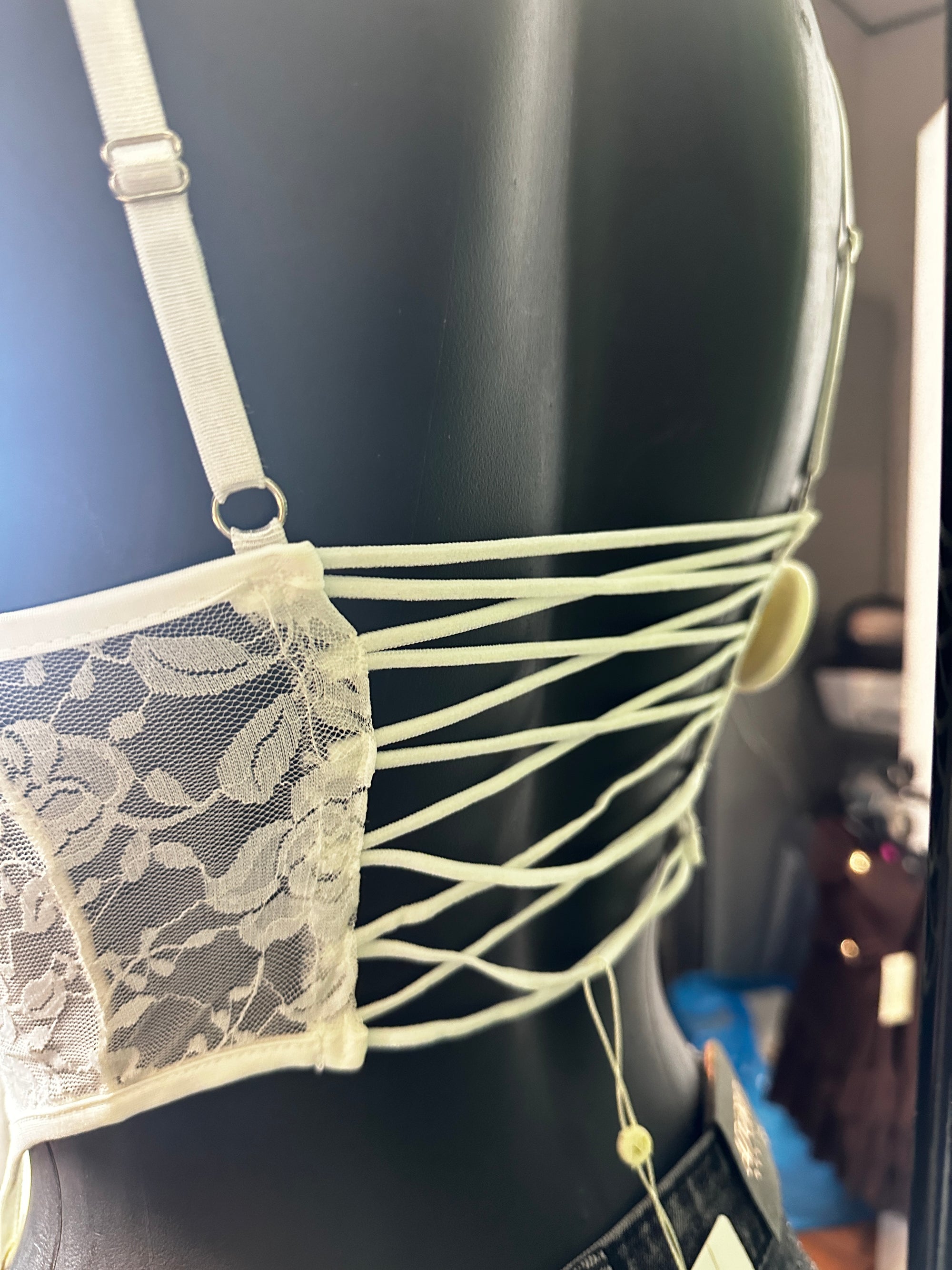 Corsetto in pizzo con diamantini e l'apertura davanti TU