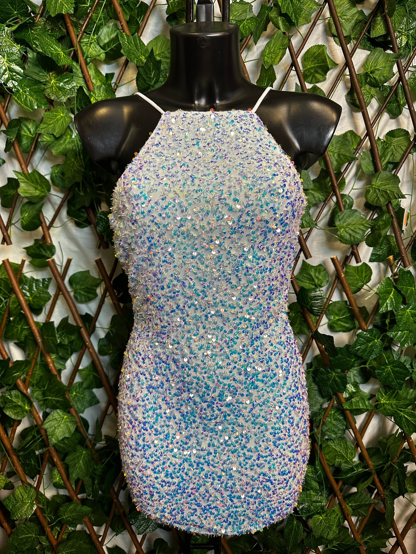 Modello paillettes: vestito corto con bretelle e la schiena scoperta