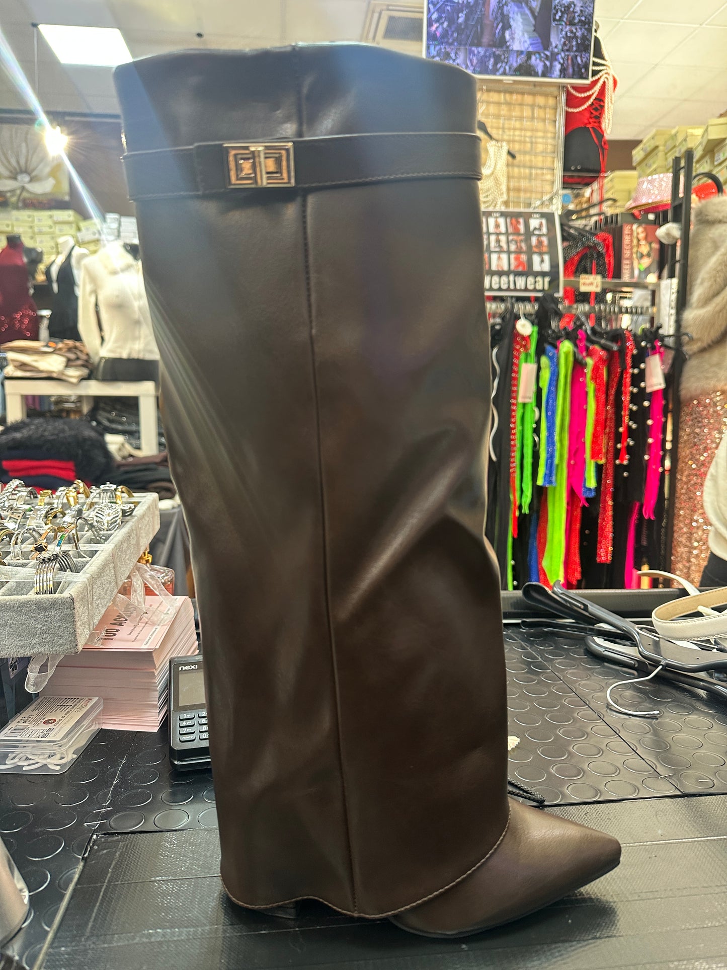 Stivale al ginocchio punta e tacco quadrato con fibbia – POTERE LISCIO 🖤🤎