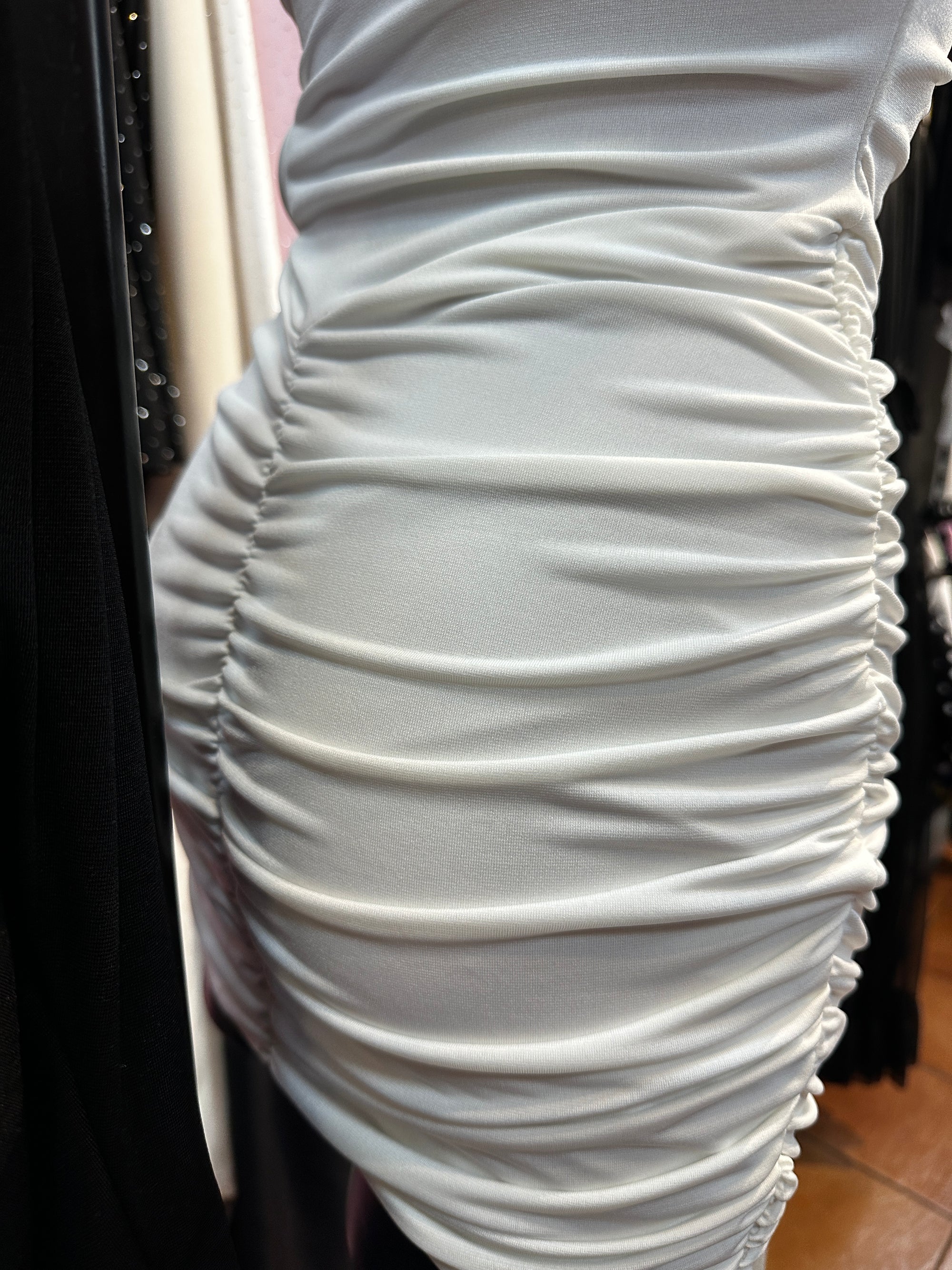 Vestito corto con la scollatura speciale e l'arricciature | taglia unica