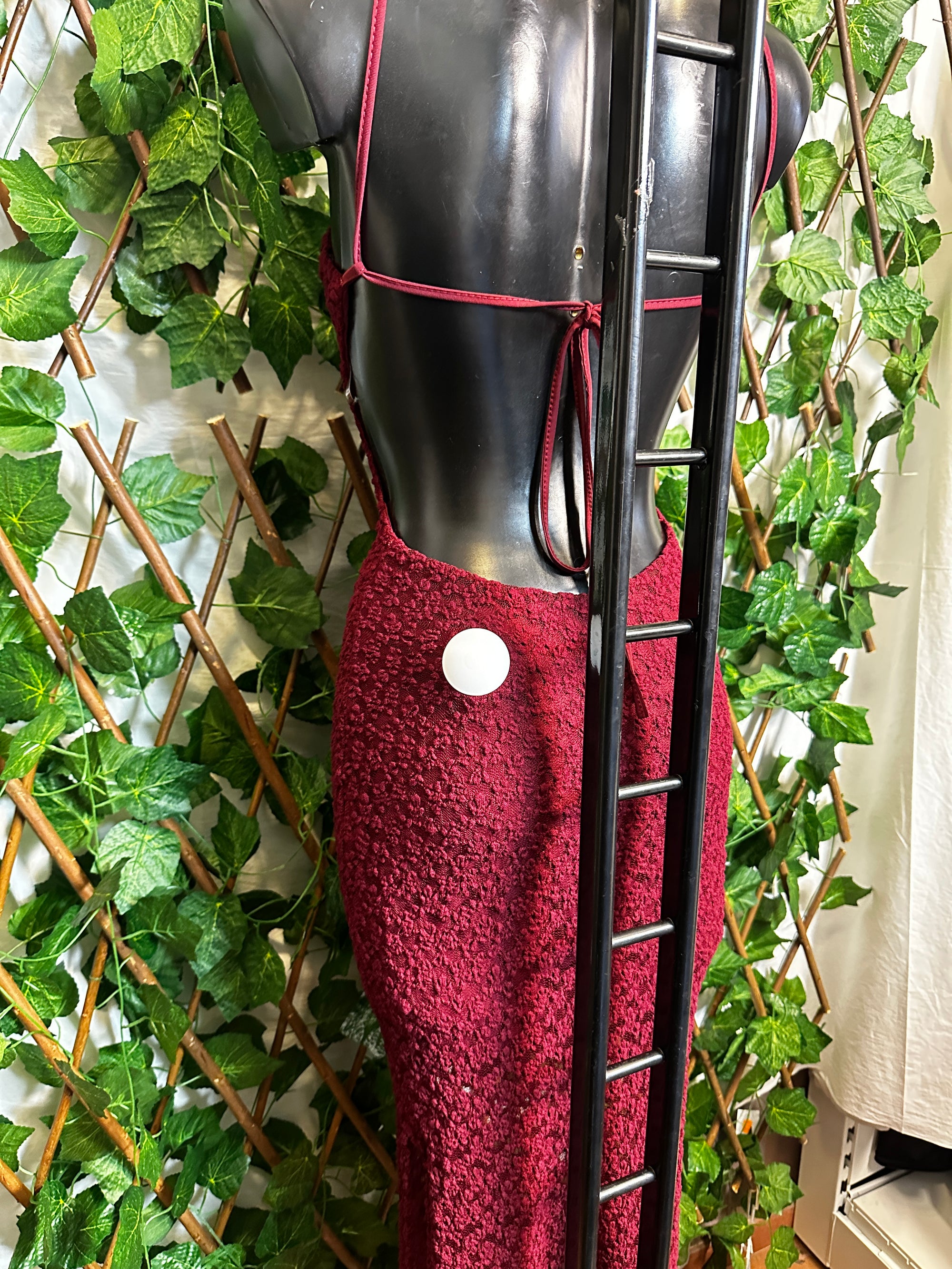 Modello crepe: vestito lungo con collo alto e schiena scoperta
